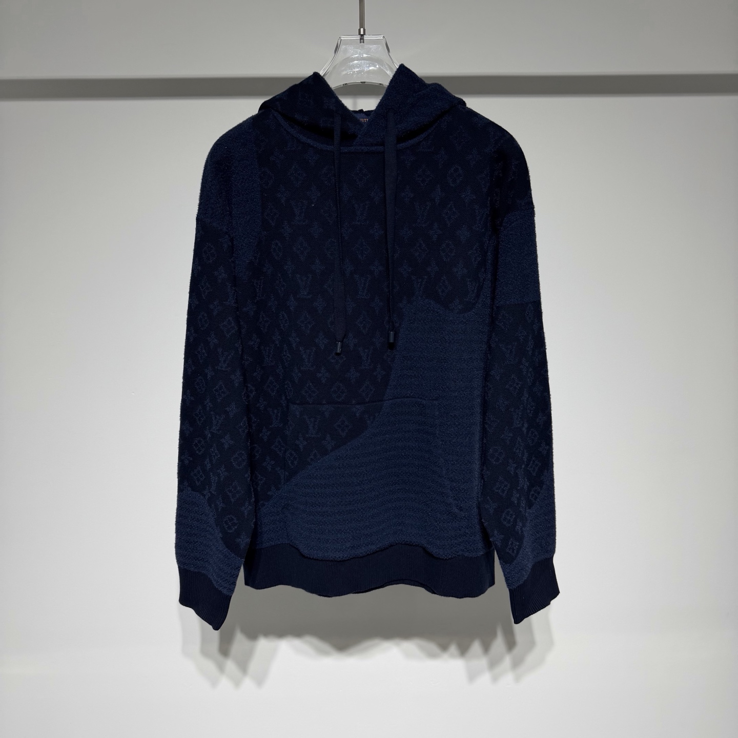 NO:638149,Louis Vuitton Louis Vuitton fashionable casual hooded knitted sweater!  This hoodie combines Monogram elements and horizontal velvet texture stripes, subtly nodding to the adventure theme of the 2025 spring and summer fashion show. The delicate texture implicitly reveals the brand style, echoing the new season flocking items and elegant colors. Standard fit fabric 1: 73% sheep wool, 18 viscose fiber, 9 nylon; fabric 2: 50 sheep wool, 32 viscose fiber, 18 nylon;  Rib 98% sheep wool, 1 nylon, 1 spandex; LV has always upheld the spirit of excellent quality and innovation. The brand pays attention to the details and craftsmanship of its products, using high-quality materials and exquisite production techniques to ensure that every product can meet the highest quality standards. At the same time, LV also continues to launch new designs and products to meet the changing needs and tastes of consumers!  With its classic design, exquisite craftsmanship and innovative spirit, it has become one of the most influential luxury brands in the world and continues to lead fashion trends!  !  Model Color Blue Size S-M-L-XL Refer to the size chart to choose the size that suits you!  ,Louis Vuitton-clothing,louis vuitton,louis vuitton,louis vuitton,sweaters,hats,alexander wang19860909Louis Vuitton 路易威登时尚休闲连帽针织毛衣！本款连帽衫融汇 Monogram 元素和横向丝绒质感条纹,巧妙致意 2025 春夏时装秀的探险主题.细腻肌理含蓄流露品牌格调, 与新季植绒单品和雅致色调遥相呼应. 标准版型面料1:73％绵羊毛,18 粘胶纤维,9锦纶；面料2:50 绵羊毛,32 粘胶纤维,18 锦纶； 罗纹98％绵羊毛,1锦纶,1 氨纶； LV始终秉持着卓越的品质和创新的精神.品牌注重产品的细节和工艺,采用高品质的材料和精湛的制作工艺, 确保每一件产品都能达到最高的品质标准.同时,LV也不断推出新的设计和产品,以满足消费者不断变化的需求和品味！ 以其经典设计、精湛工艺和创新精神,成为全球最具影响力的奢侈品牌之一,持续引领时尚潮流！！ 型号 颜色蓝色 尺码S-M-L-XL 参考尺码表数据选择适合自己的尺码！,路易威登-服装,louis vuitton,louis vuitton,louis vuitton,sweaters,hats,alexander wang,Women's clothing