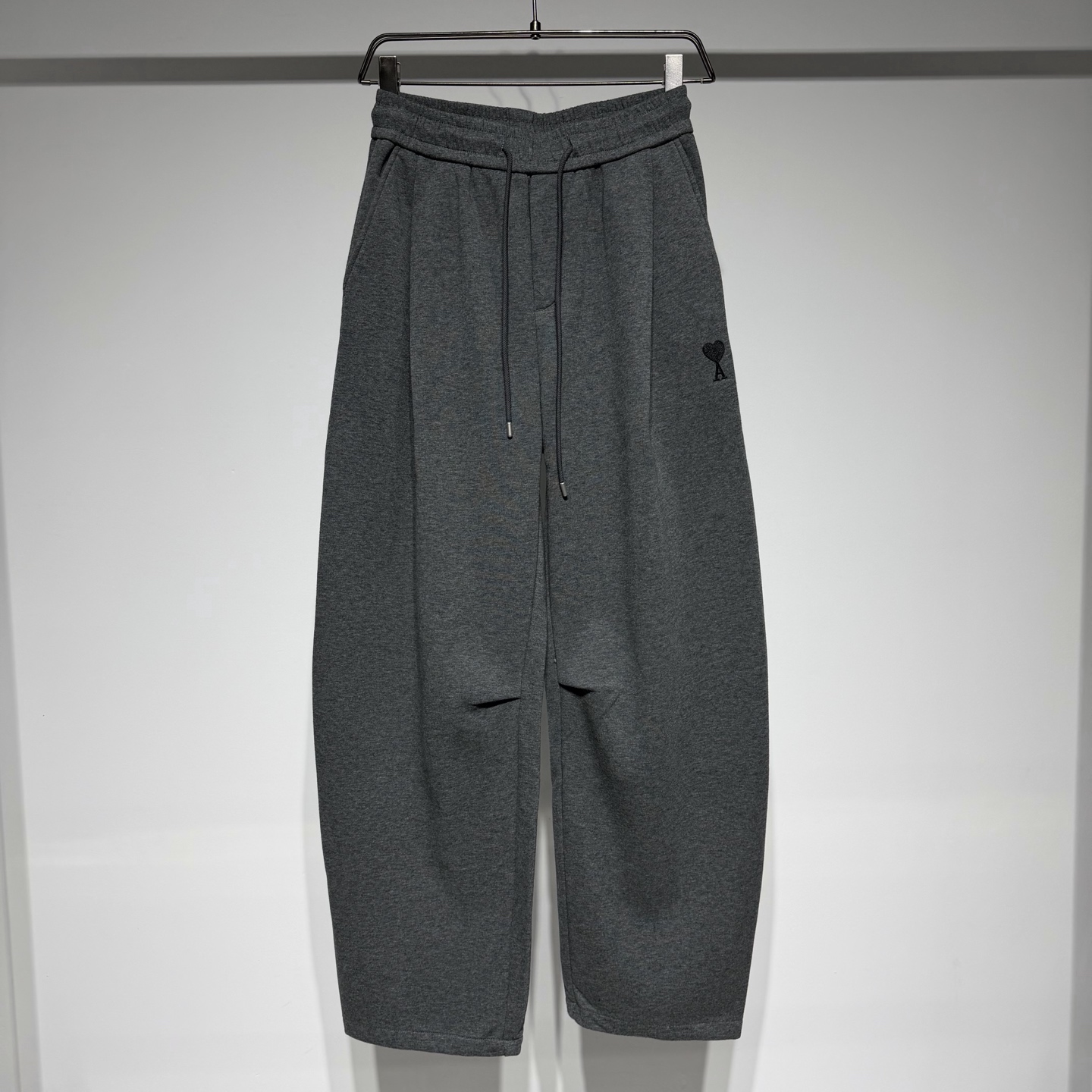 NO:638466,AMI sports fashionable casual pants, loose fit, customized plus fleece fabric!  Love A three-dimensional embroidery craft!  The three-dimensional cut is extremely comfortable!  The waistband is designed with an elastic drawstring!  Ami's style can be summarized as 'French boyfriend style'. It combines the casualness of Parisian streets with the tailoring of high fashion, focusing on simplicity, practicality and genderless design. Its design does not pursue exaggeration, but focuses on the comfort and practicality of daily wear, allowing you to easily wear effortlessly fashionable. Ami advocates pragmatism. Regardless of personal style or design aesthetics, [classic and practical] has always been the keyword that the brand cannot do without.  It is nice and unassuming, with a friendly and authentic nature, and a relaxed and casual Parisian charm as its soul, and implements the original intention of creating an ideal wardrobe for friends and loved ones. The classic and versatile design, loose silhouette, neat lines and neutral and charming colors create a 'French fashion' that is relaxed, comfortable and full of fun! Model Color Black Dark Gray Light Gray Size S-M-L-XL-XXL!  L waist 39, hip 55, pants length 112. Refer to the L size chart to choose the size that suits you! , men's clothing, amiri, alexander wang19860909AMI 艾米运动时尚休闲裤、宽松版型定制加绒面料！ 爱心A立体刺绣工艺！立体剪裁版型极度舒适！ 腰头采用松紧抽绳设计！ ami 的风格可以概括为“法式男友风””,它融合了巴黎街头的随性与高级时装的剪裁,主打简约、实用和无性别设计. 它的设计不追求夸张,而是注重日常穿着的舒适度和实穿性,让你轻松穿出毫不费力的时髦感. Ami主张实用主义,无论个人风格,还是设计美学,[经典实用]始终是品牌离不开的关键词. 好看不张扬,在友好和真实的本性上,以轻松随意的巴黎魅力为灵魂,贯彻为朋友、为所爱之人打造理想的衣橱初衷.经典百搭的设计、宽松的廓形、利落线条以及中性迷人的色调,打造出轻松、舒适、充满小趣味的“法式时装”！ 型号 颜色黑色 深灰 浅灰 尺码S-M-L-XL-XXL L腰围39、臀围55、裤长112 参考L尺码表数选择合适自己的尺码！,男装,amiri,alexander wang,Women's clothing