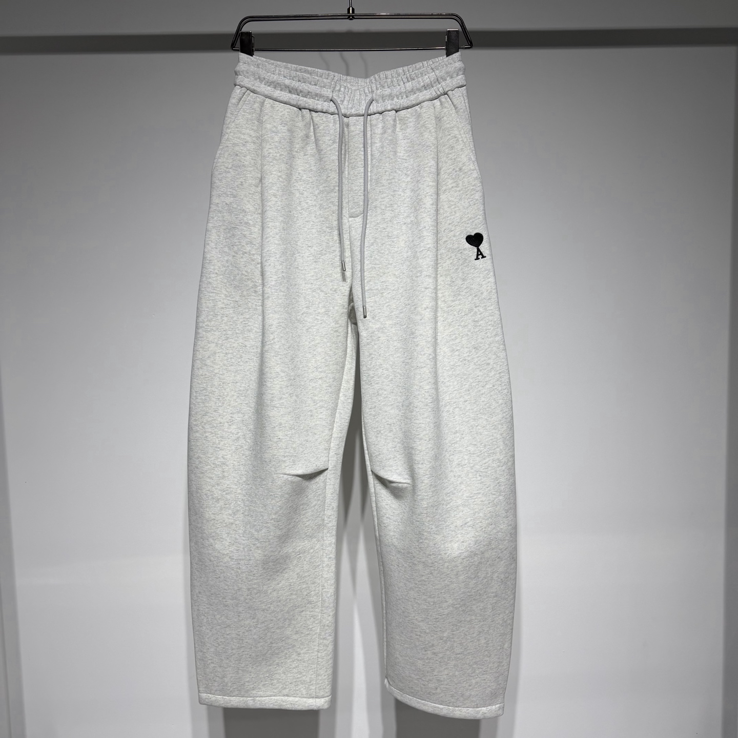 NO:638462,AMI sports fashionable casual pants, loose fit, customized plus fleece fabric!  Love A three-dimensional embroidery craft!  The three-dimensional cut is extremely comfortable!  The waistband is designed with an elastic drawstring!  Ami's style can be summarized as 'French boyfriend style'. It combines the casualness of Parisian streets with the tailoring of high fashion, focusing on simplicity, practicality and genderless design. Its design does not pursue exaggeration, but focuses on the comfort and practicality of daily wear, allowing you to easily wear effortlessly fashionable. Ami advocates pragmatism. Regardless of personal style or design aesthetics, [classic and practical] has always been the keyword that the brand cannot do without.  It is nice and unassuming, with a friendly and authentic nature, and a relaxed and casual Parisian charm as its soul, and implements the original intention of creating an ideal wardrobe for friends and loved ones. The classic and versatile design, loose silhouette, neat lines and neutral and charming colors create a 'French fashion' that is relaxed, comfortable and full of fun! Model Color Black Dark Gray Light Gray Size S-M-L-XL-XXL!  L waist 39, hip 55, pants length 112. Refer to the L size chart to choose the size that suits you! , men's clothing, amiri, alexander wang19860909AMI 艾米运动时尚休闲裤、宽松版型定制加绒面料！ 爱心A立体刺绣工艺！立体剪裁版型极度舒适！ 腰头采用松紧抽绳设计！ ami 的风格可以概括为“法式男友风””,它融合了巴黎街头的随性与高级时装的剪裁,主打简约、实用和无性别设计. 它的设计不追求夸张,而是注重日常穿着的舒适度和实穿性,让你轻松穿出毫不费力的时髦感. Ami主张实用主义,无论个人风格,还是设计美学,[经典实用]始终是品牌离不开的关键词. 好看不张扬,在友好和真实的本性上,以轻松随意的巴黎魅力为灵魂,贯彻为朋友、为所爱之人打造理想的衣橱初衷.经典百搭的设计、宽松的廓形、利落线条以及中性迷人的色调,打造出轻松、舒适、充满小趣味的“法式时装”！ 型号 颜色黑色 深灰 浅灰 尺码S-M-L-XL-XXL L腰围39、臀围55、裤长112 参考L尺码表数选择合适自己的尺码！,男装,amiri,alexander wang,Women's clothing