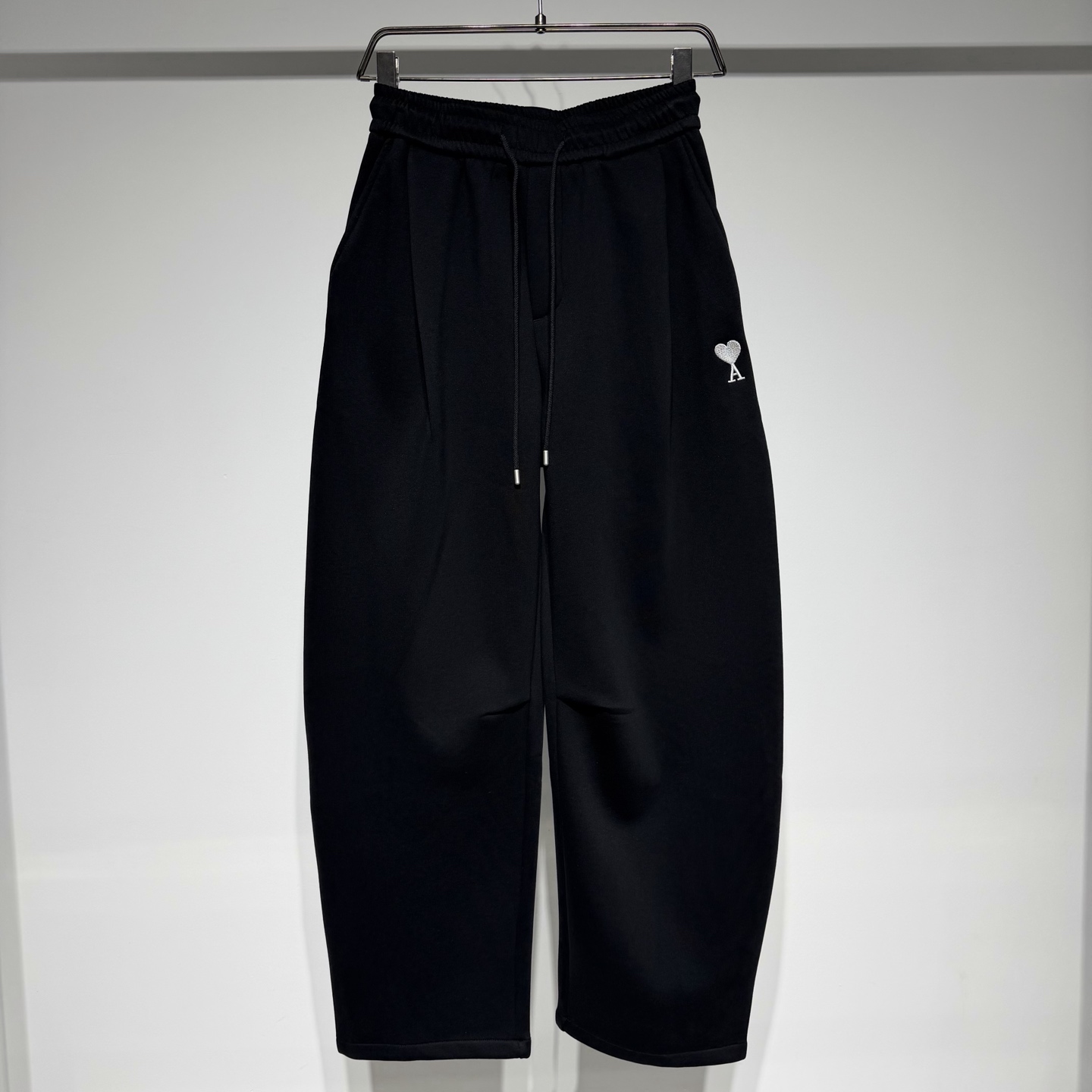 NO:638458,AMI sports fashionable casual pants, loose fit, customized plus fleece fabric!  Love A three-dimensional embroidery craft!  The three-dimensional cut is extremely comfortable!  The waistband is designed with an elastic drawstring!  Ami's style can be summarized as 'French boyfriend style'. It combines the casualness of Parisian streets with the tailoring of high fashion, focusing on simplicity, practicality and genderless design. Its design does not pursue exaggeration, but focuses on the comfort and practicality of daily wear, allowing you to easily wear effortlessly fashionable. Ami advocates pragmatism. Regardless of personal style or design aesthetics, [classic and practical] has always been the keyword that the brand cannot do without.  It is nice and unassuming, with a friendly and authentic nature, and a relaxed and casual Parisian charm as its soul, and implements the original intention of creating an ideal wardrobe for friends and loved ones. The classic and versatile design, loose silhouette, neat lines and neutral and charming colors create a 'French fashion' that is relaxed, comfortable and full of fun! Model Color Black Dark Gray Light Gray Size S-M-L-XL-XXL!  L waist 39, hip 55, pants length 112. Refer to the L size chart to choose the size that suits you! , men's clothing, amiri, alexander wang19860909AMI 艾米运动时尚休闲裤、宽松版型定制加绒面料！ 爱心A立体刺绣工艺！立体剪裁版型极度舒适！ 腰头采用松紧抽绳设计！ ami 的风格可以概括为“法式男友风””,它融合了巴黎街头的随性与高级时装的剪裁,主打简约、实用和无性别设计. 它的设计不追求夸张,而是注重日常穿着的舒适度和实穿性,让你轻松穿出毫不费力的时髦感. Ami主张实用主义,无论个人风格,还是设计美学,[经典实用]始终是品牌离不开的关键词. 好看不张扬,在友好和真实的本性上,以轻松随意的巴黎魅力为灵魂,贯彻为朋友、为所爱之人打造理想的衣橱初衷.经典百搭的设计、宽松的廓形、利落线条以及中性迷人的色调,打造出轻松、舒适、充满小趣味的“法式时装”！ 型号 颜色黑色 深灰 浅灰 尺码S-M-L-XL-XXL L腰围39、臀围55、裤长112 参考L尺码表数选择合适自己的尺码！,男装,amiri,alexander wang,Women's clothing