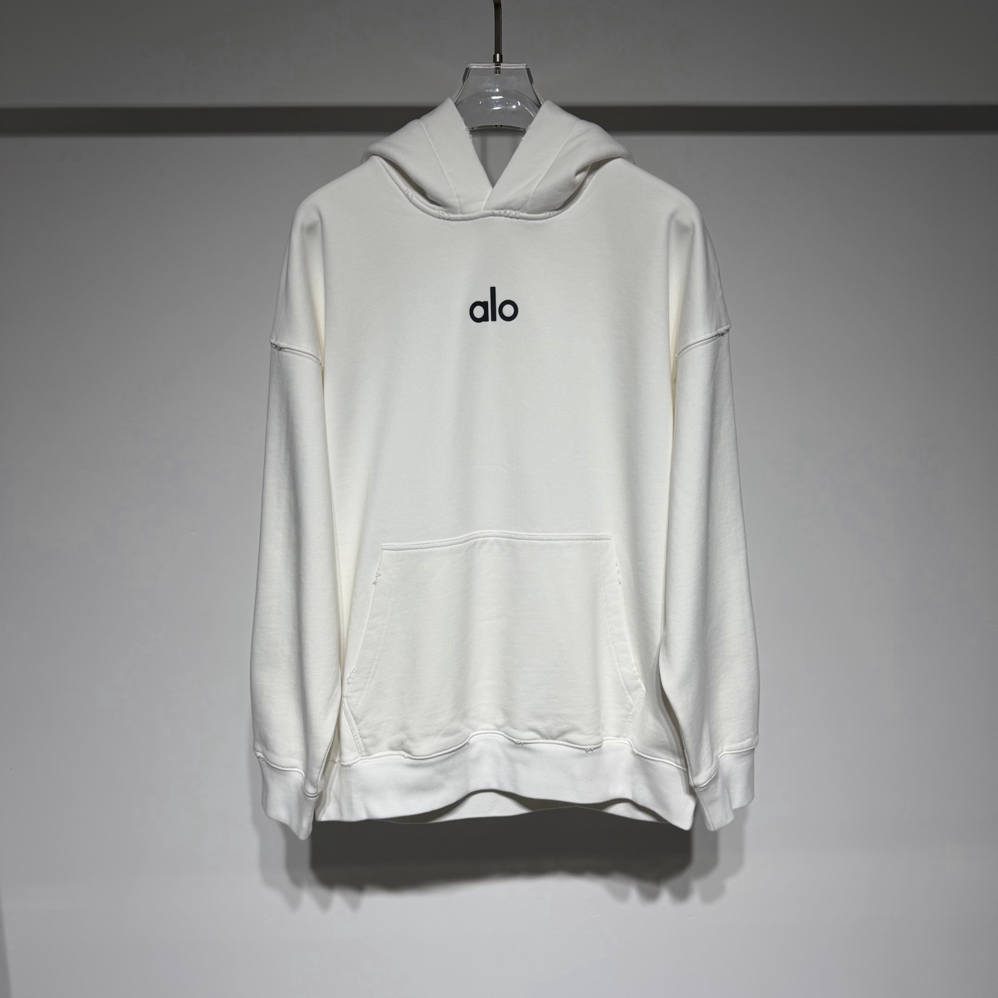 NO:638454,AlO sports fashion casual hooded sweatshirt!  !  The three-dimensional offset printing process of Jindian's simple letters has a luminous effect, the custom-made thick brushed plus velvet fabric is moderately thick, and the pure cotton material is comfortable and breathable, giving you a vaguely luxurious and elegant style!  It can be worn alone or as an inner layer for both men and women!  Alo not only continues to lead the trend in products, but also in terms of brand spirit, it actively advocates the trendy lifestyle philosophy of embracing health, seeking balance, and returning to nature!  The brand's pursuit of physical and mental balance, self-confidence and vitality are highly consistent, a model of strong alliance!  This precision and style cannot be ignored. It has become a symbol of healthy and fashionable life, easily attracting everyone's attention and leading the fashion trend. In summary, the popularity is not accidental, but the selected auxiliary materials technology accounts for most of the factors, and this technology runs through almost all brand categories!  Model Color Black White Size S-M-L-XL S shoulder width 65, bust 63, length 70. Refer to the S size data to choose the size that suits you!  ,menswear,hoodie,sweatshirts,hats,alexander wang19860909AlO 运动时尚休闲连帽卫衣！！金典简约字母立体版胶印工艺具备夜光效果、定制加厚拉毛加绒面料厚度适中、纯棉材质舒适透气隐约可见那种华贵典雅的风格！单穿内搭皆可男女同款！ Alo不仅在产品上持续引领风潮,更在品牌精神层面,积极倡导拥抱健康、寻求平衡、回归自然的潮流生活方式哲学！ 品牌追求身心平衡、自信活力的调性高度契合,强强联合的典范！这份精准与格调,不得不服. 成为健康时尚生活的标志,轻松吸引众人目光,引领时尚潮流 .总结爆火绝非偶然,而是选择的辅料工艺占领大部分因素,且该工艺几乎贯穿了品牌品类所有！ 型号 颜色黑色 白色 尺码S-M-L-XL S肩宽65、胸围63、衣长70 参考S尺码数据选择适合自己的尺寸！,男装,hoodie,sweatshirts,hats,alexander wang,Women's clothing