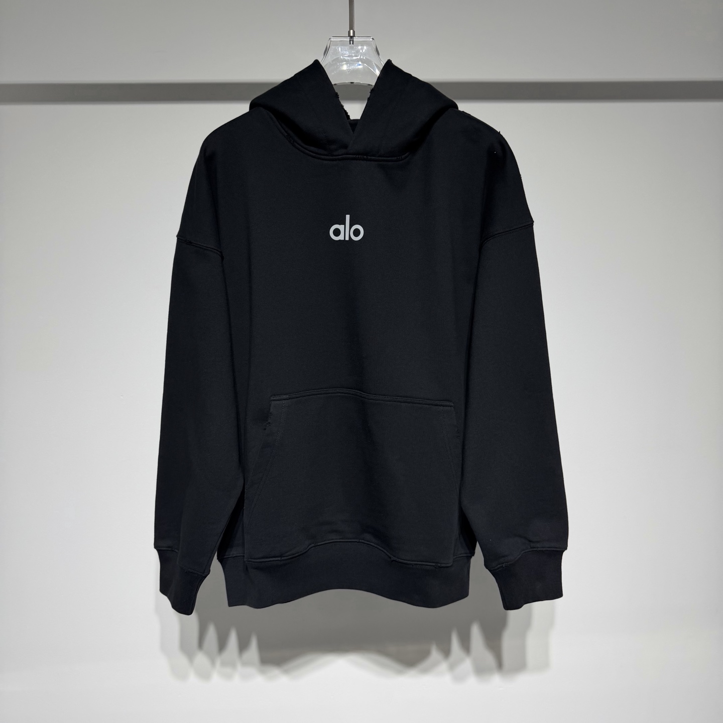 NO:638450,AlO sports fashion casual hooded sweatshirt!  !  The three-dimensional offset printing process of Jindian's simple letters has a luminous effect, the custom-made thick brushed plus velvet fabric is moderately thick, and the pure cotton material is comfortable and breathable, giving you a vaguely luxurious and elegant style!  It can be worn alone or as an inner layer for both men and women!  Alo not only continues to lead the trend in products, but also in terms of brand spirit, it actively advocates the trendy lifestyle philosophy of embracing health, seeking balance, and returning to nature!  The brand's pursuit of physical and mental balance, self-confidence and vitality are highly consistent, a model of strong alliance!  This precision and style cannot be ignored. It has become a symbol of healthy and fashionable life, easily attracting everyone's attention and leading the fashion trend. In summary, the popularity is not accidental, but the selected auxiliary materials technology accounts for most of the factors, and this technology runs through almost all brand categories!  Model Color Black White Size S-M-L-XL S shoulder width 65, bust 63, length 70. Refer to the S size data to choose the size that suits you!  ,menswear,hoodie,sweatshirts,hats,alexander wang19860909AlO 运动时尚休闲连帽卫衣！！金典简约字母立体版胶印工艺具备夜光效果、定制加厚拉毛加绒面料厚度适中、纯棉材质舒适透气隐约可见那种华贵典雅的风格！单穿内搭皆可男女同款！ Alo不仅在产品上持续引领风潮,更在品牌精神层面,积极倡导拥抱健康、寻求平衡、回归自然的潮流生活方式哲学！ 品牌追求身心平衡、自信活力的调性高度契合,强强联合的典范！这份精准与格调,不得不服. 成为健康时尚生活的标志,轻松吸引众人目光,引领时尚潮流 .总结爆火绝非偶然,而是选择的辅料工艺占领大部分因素,且该工艺几乎贯穿了品牌品类所有！ 型号 颜色黑色 白色 尺码S-M-L-XL S肩宽65、胸围63、衣长70 参考S尺码数据选择适合自己的尺寸！,男装,hoodie,sweatshirts,hats,alexander wang,Women's clothing