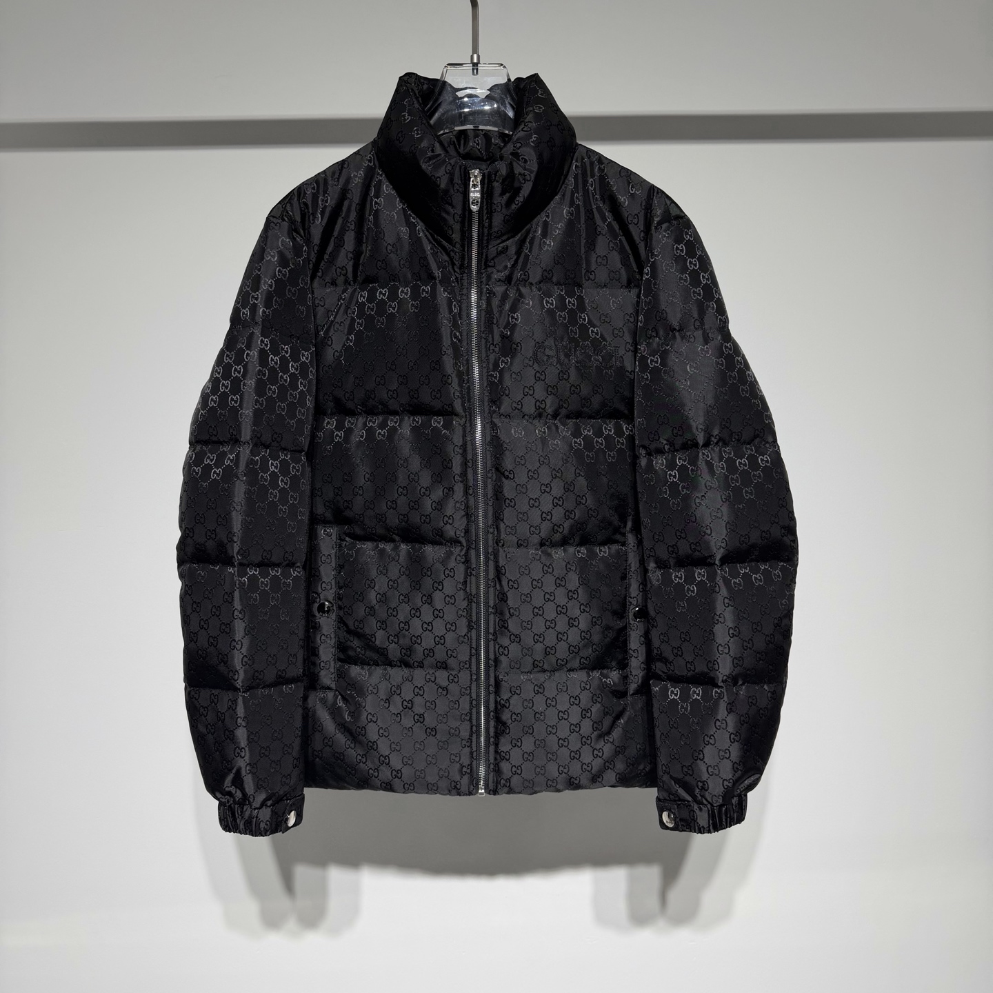 NO:638446,Gucci Gucci sports fashion casual stand collar down jacket!  The brand's exclusive jacquard dark pattern fabric is high-end and luxurious!  The overall texture is thick, wide and filled with plenty of down!  The drawstring design at the hem further enhances the warmth effect!  Compare the replica versions at will and the quality is absolutely guaranteed!  There is no excessive decoration overall!  The main focus is refreshing and clean!  !  Combining classic design with avant-garde innovation, it meets all fashion needs from daily life to luxury!  !  Its designs have become bolder and brighter, incorporating elements of sports style and high fashion. At the same time, Gucci continues to incorporate cultural references into its looks and accessories to express a unique point of view!  !  Fashion is a way to express personality and attitude towards life. The brand has always been challenging traditional definitions and focusing on unique design and exquisite craftsmanship. Fashion is an art and a display of everyone's unique style!  Item No. Color Black Size M-L-XL-XXL-XXXL L shoulder width 48, bust 58, length 67. Refer to the L size data to choose the size that suits you!  ,Gucci-clothing,gucci,gucci,down jacket,alexander wang19860909Gucci 古琦运动时尚休闲立领羽绒服！品牌专属提花暗纹面料高级奢华！整体质感厚实挺阔充绒量非常足！下摆抽绳设计保暖效果进一步提升！复刻版本随意对比品质绝对保证！ 整体没有过多的装饰！主打一个清爽干净！！ 以经典设计与前卫创新结合,满足从日常到奢华的各方面时尚需求！！ 其设计变得更加大胆和鲜艳,融合了运动风格和高级时装的元素.同时,古驰还不断将文化参考融入其外观和配饰中,表达独特的观点！！ 时尚是一种表达个性和生活态度的方式.品牌一直以来都在挑战传统定义,注重独特设计和精湛工艺.时尚是一门艺术,是每个人独特风格的展现！ 货号 颜色黑色 尺码M-L-XL-XXL-XXXL L肩宽48、胸围58、衣长67 参考L尺码数据选择合适自己的尺码！,古驰-服装,gucci,gucci,down jacket,alexander wang,Women's clothing