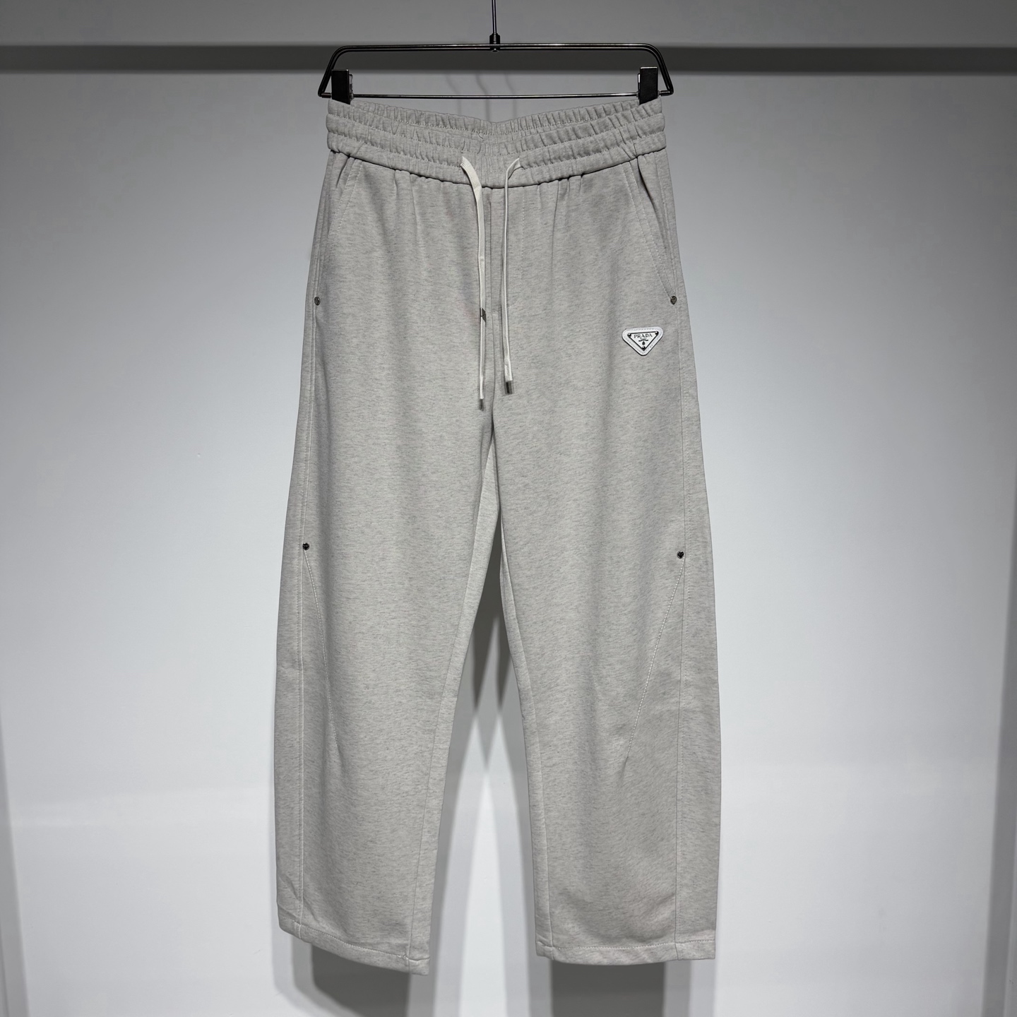 NO:638477,PRADA Prada fashionable sports casual pants are high-end and versatile!  Add workwear elements to be pragmatic without being sensational!  Limited edition for Hong Kong, Macao and Taiwan!  !  Three-dimensional tailoring with metal zipper component!  Pure cotton material is not easy to wrinkle. Pure cotton material is breathable and comfortable!  Undertaken by a Taiwanese foreign trade company, the exquisite and delicate materials seem to be Prada's patented high-quality metal triangle accessories. Prada's design is in harmony with modern people's lifestyles. Not only the materials, colors and styles are carefully crafted, but the life philosophy behind the design coincides with modern people's dual mentality of pursuing practicality and fashionable beauty. It achieves a perfect balance between function and aesthetics. It is not only a display of fashion trends, but also the ultimate in modern aesthetics!  It is another alternative style - a style that is bold, cool, mature, free and avant-garde. Model Color Black Gray Size M-L-XL-XXL-XXXL L waist 39, hip 53, pants length 104. Refer to the L size data to choose the size that suits you!  ,Prada-clothing,prada,prada,alexander wang19860909PRADA 普拉达时尚运动休闲裤高级百搭！加入工装元素实用主义不哗众取宠！港澳台地区限定款！！ 立体剪裁搭配金属拉链构件！纯棉材质不易褶皱纯棉材质透气舒适！ 台湾外贸公司承接、材质精致细腻似乎是普拉达专利品质上乘 金属三角配饰P拉达的设计与现代人生活形态水乳相融, 不仅在材料、颜色与款式工夫,设计背后的生活哲学正巧契合现代人追求切身实用与流行美观的双重心态, 在机能与美学之间取得完美平衡,不但是时尚潮流的展现,更是现代美学的极致！ 是另一种选择替代风格——是一个风格张扬、炫酷、成熟、自由而前卫的 型号 颜色黑色 灰色 尺码M-L-XL-XXL-XXXL L腰围39、臀围53、裤长104 参考L尺码数据选择合适自己的尺寸！,普拉达-服装,prada,prada,alexander wang,Women's clothing