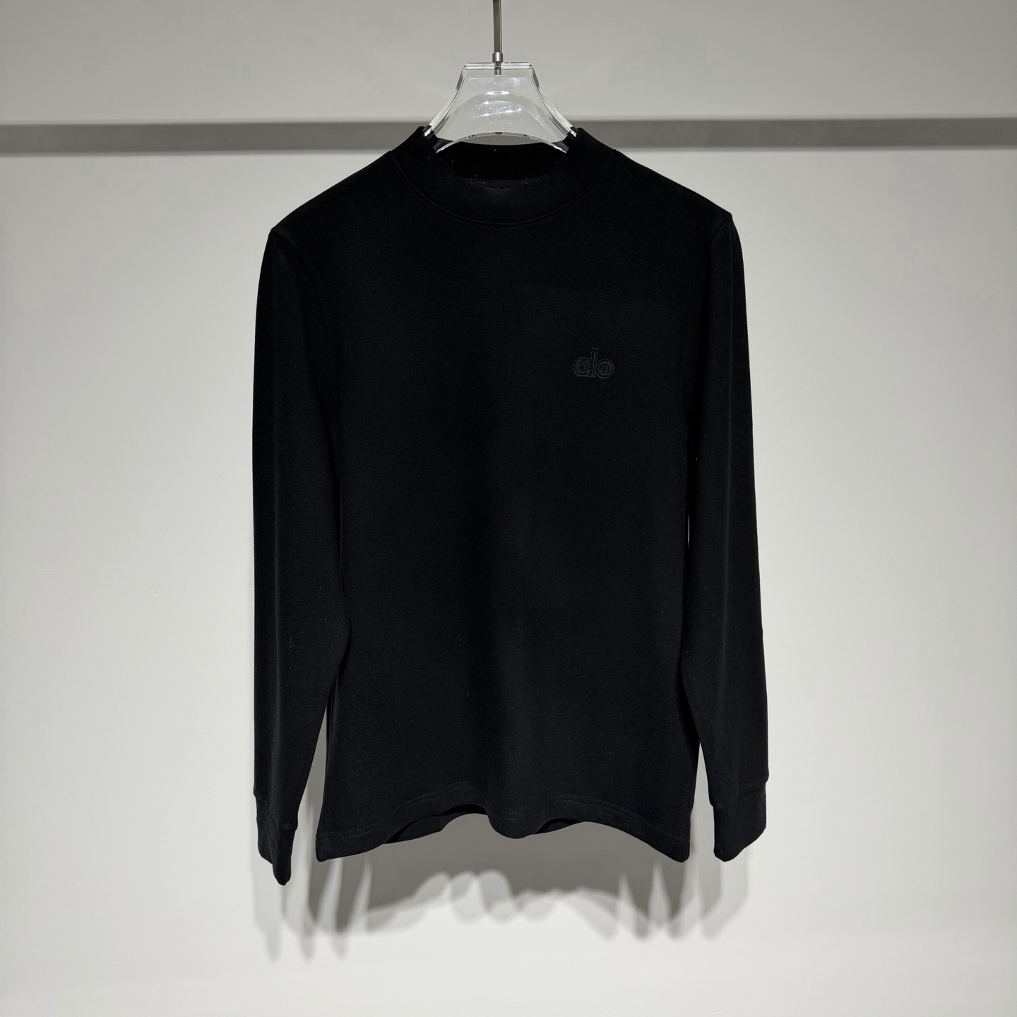 NO:638471,AlO sports fashion round neck cashmere base layer!  !  Made of cashmere and cotton blend fabric, comfortable, warm and stress-free!  Jindian's simple letter three-dimensional embroidery technology and cashmere vaguely show the luxurious and elegant style!  Can be worn alone or layered as a winter essential!  Alo not only continues to lead the trend in products, but also in terms of brand spirit, it actively advocates the trendy lifestyle philosophy of embracing health, seeking balance, and returning to nature!  The brand's pursuit of physical and mental balance, self-confidence and vitality are highly consistent, a model of strong alliance!  This precision and style cannot be ignored. It has become a symbol of healthy and fashionable life, easily attracting everyone's attention and leading the fashion trend. In summary, the popularity is not accidental, but the selected auxiliary materials technology accounts for most of the factors, and this technology runs through almost all brand categories!  Model Color Black White Size M-L-XL-XXL-XXXL L shoulder width 43, chest 48, length 64. Refer to the L size data to choose the size that suits you!  ,menswear,alexander wang19860909AlO 运动时尚圆领羊绒打底！！采用羊绒棉混合面料舒适保暖无压力！金典简约字母立体绣花工艺、羊绒隐约可见那种华贵典雅的风格！ 可单穿可做内搭冬季必备单品！ Alo不仅在产品上持续引领风潮,更在品牌精神层面,积极倡导拥抱健康、寻求平衡、回归自然的潮流生活方式哲学！ 品牌追求身心平衡、自信活力的调性高度契合,强强联合的典范！这份精准与格调,不得不服. 成为健康时尚生活的标志,轻松吸引众人目光,引领时尚潮流 .总结爆火绝非偶然,而是选择的辅料工艺占领大部分因素,且该工艺几乎贯穿了品牌品类所有！ 型号 颜色黑色 白色 尺码M-L-XL-XXL-XXXL L肩宽43、胸围48、衣长64 参考L尺码数据选择适合自己的尺寸！,男装,alexander wang,Women's clothing