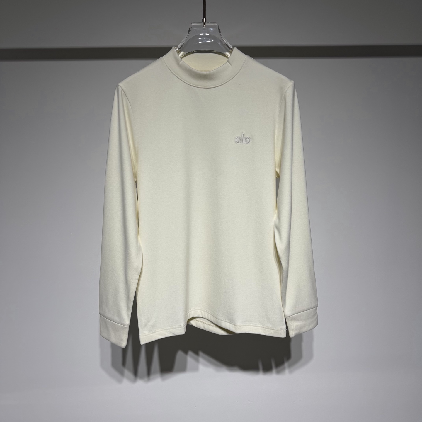 NO:638465,AlO sports fashion round neck cashmere base layer!  !  Made of cashmere and cotton blend fabric, comfortable, warm and stress-free!  Jindian's simple letter three-dimensional embroidery technology and cashmere vaguely show the luxurious and elegant style!  Can be worn alone or layered as a winter essential!  Alo not only continues to lead the trend in products, but also in terms of brand spirit, it actively advocates the trendy lifestyle philosophy of embracing health, seeking balance, and returning to nature!  The brand's pursuit of physical and mental balance, self-confidence and vitality are highly consistent, a model of strong alliance!  This precision and style cannot be ignored. It has become a symbol of healthy and fashionable life, easily attracting everyone's attention and leading the fashion trend. In summary, the popularity is not accidental, but the selected auxiliary materials technology accounts for most of the factors, and this technology runs through almost all brand categories!  Model Color Black White Size M-L-XL-XXL-XXXL L shoulder width 43, chest 48, length 64. Refer to the L size data to choose the size that suits you!  ,menswear,alexander wang19860909AlO 运动时尚圆领羊绒打底！！采用羊绒棉混合面料舒适保暖无压力！金典简约字母立体绣花工艺、羊绒隐约可见那种华贵典雅的风格！ 可单穿可做内搭冬季必备单品！ Alo不仅在产品上持续引领风潮,更在品牌精神层面,积极倡导拥抱健康、寻求平衡、回归自然的潮流生活方式哲学！ 品牌追求身心平衡、自信活力的调性高度契合,强强联合的典范！这份精准与格调,不得不服. 成为健康时尚生活的标志,轻松吸引众人目光,引领时尚潮流 .总结爆火绝非偶然,而是选择的辅料工艺占领大部分因素,且该工艺几乎贯穿了品牌品类所有！ 型号 颜色黑色 白色 尺码M-L-XL-XXL-XXXL L肩宽43、胸围48、衣长64 参考L尺码数据选择适合自己的尺寸！,男装,alexander wang,Women's clothing