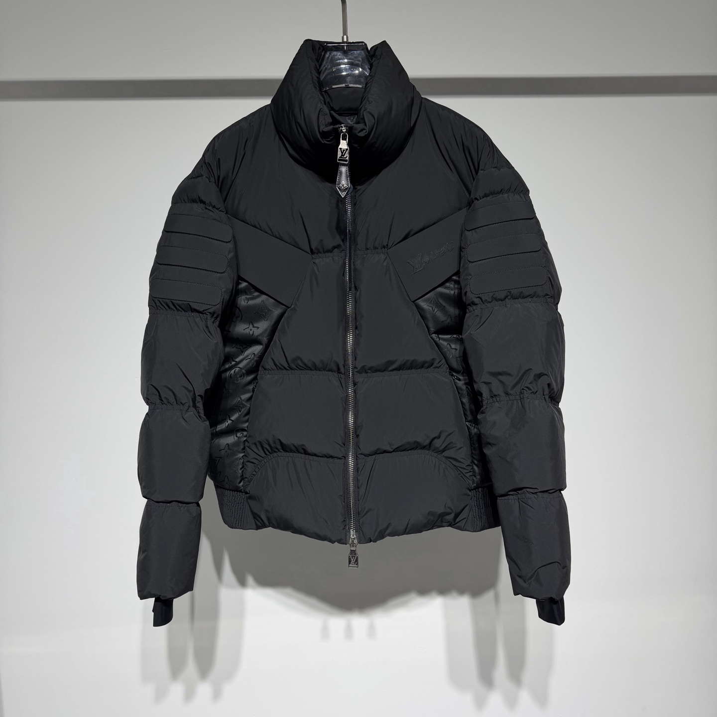 NO:638488,Louis Vuitton Louis Vuitton's fashionable and casual stand-collar down jacket, with four pieces of foam on the front and back, is very wide and stylish!  Side jacquard fabric splicing design!  The inside is full of presbyopia prints!  The brand letters on the back are embellished with a webbing leather tag!  Made of 90% white duck down and 10% white feathers, the fluffiness is excellent!  Warm and lightweight yet comfortable!  Metal double zip fly!  High fashion designs for men and women!  LV has always adhered to the spirit of excellent quality and innovation. The brand pays attention to the details and craftsmanship of its products, using high-quality materials and exquisite production techniques to ensure that each product can meet the highest quality standards. At the same time, LV also continuously introduces new designs and products to meet the changing needs and tastes of consumers!  With its classic design, exquisite craftsmanship and innovative spirit, it has become one of the most influential luxury brands in the world and continues to lead fashion trends!  !  Model Color Black Champagne Gold Size M-L-XL-XXL-XXXL L shoulder width 55. Bust 67. Clothes length 64. Refer to the L size chart to choose the size that suits you!  ,Louis Vuitton-clothing,louis vuitton,louis vuitton,louis vuitton,down jacket,alexander wang19860909Louis Vuitton 路易威登时尚休闲立领羽绒服、前后四片海绵定型成衣整体挺阔有型！侧面提花面料拼接设计！内里满印老花！背后品牌字母织带皮牌点缀 ！ 采用90白鸭绒10白羽毛蓬松度极好！保暖的同时又轻盈舒适！ 金属双拉链开合门襟 ！高级时时尚设计男女同款！ LV始终秉持着卓越的品质和创新的精神.品牌注重产品的细节和工艺,采用高品质的材料和精湛的制作工艺, 确保每一件产品都能达到最高的品质标准.同时,LV也不断推出新的设计和产品,以满足消费者不断变化的需求和品味！ 以其经典设计、精湛工艺和创新精神,成为全球最具影响力的奢侈品牌之一,持续引领时尚潮流！！ 型号 颜色黑色 香槟金 尺码M-L-XL-XXL-XXXL L肩宽55.胸围67.衣长64 参考L尺码表数据选择适合自己的尺寸！,路易威登-服装,louis vuitton,louis vuitton,louis vuitton,down jacket,alexander wang,Women's clothing