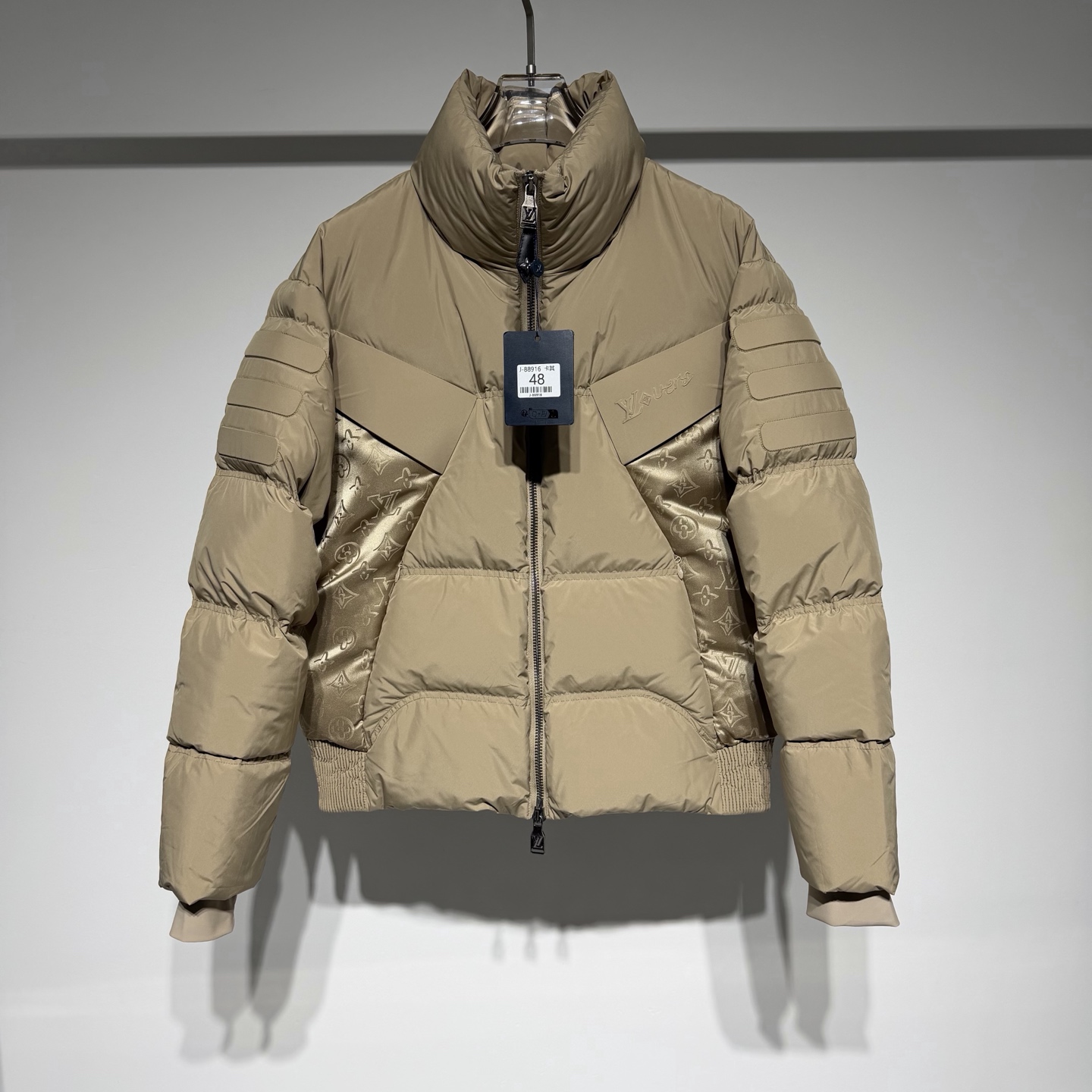NO:638482,Louis Vuitton Louis Vuitton's fashionable and casual stand-collar down jacket, with four pieces of foam on the front and back, is very wide and stylish!  Side jacquard fabric splicing design!  The inside is full of presbyopia prints!  The brand letters on the back are embellished with a webbing leather tag!  Made of 90% white duck down and 10% white feathers, the fluffiness is excellent!  Warm and lightweight yet comfortable!  Metal double zip fly!  High fashion designs for men and women!  LV has always adhered to the spirit of excellent quality and innovation. The brand pays attention to the details and craftsmanship of its products, using high-quality materials and exquisite production techniques to ensure that each product can meet the highest quality standards. At the same time, LV also continuously introduces new designs and products to meet the changing needs and tastes of consumers!  With its classic design, exquisite craftsmanship and innovative spirit, it has become one of the most influential luxury brands in the world and continues to lead fashion trends!  !  Model Color Black Champagne Gold Size M-L-XL-XXL-XXXL L shoulder width 55. Bust 67. Clothes length 64. Refer to the L size chart to choose the size that suits you!  ,Louis Vuitton-clothing,louis vuitton,louis vuitton,louis vuitton,down jacket,alexander wang19860909Louis Vuitton 路易威登时尚休闲立领羽绒服、前后四片海绵定型成衣整体挺阔有型！侧面提花面料拼接设计！内里满印老花！背后品牌字母织带皮牌点缀 ！ 采用90白鸭绒10白羽毛蓬松度极好！保暖的同时又轻盈舒适！ 金属双拉链开合门襟 ！高级时时尚设计男女同款！ LV始终秉持着卓越的品质和创新的精神.品牌注重产品的细节和工艺,采用高品质的材料和精湛的制作工艺, 确保每一件产品都能达到最高的品质标准.同时,LV也不断推出新的设计和产品,以满足消费者不断变化的需求和品味！ 以其经典设计、精湛工艺和创新精神,成为全球最具影响力的奢侈品牌之一,持续引领时尚潮流！！ 型号 颜色黑色 香槟金 尺码M-L-XL-XXL-XXXL L肩宽55.胸围67.衣长64 参考L尺码表数据选择适合自己的尺寸！,路易威登-服装,louis vuitton,louis vuitton,louis vuitton,down jacket,alexander wang,Women's clothing
