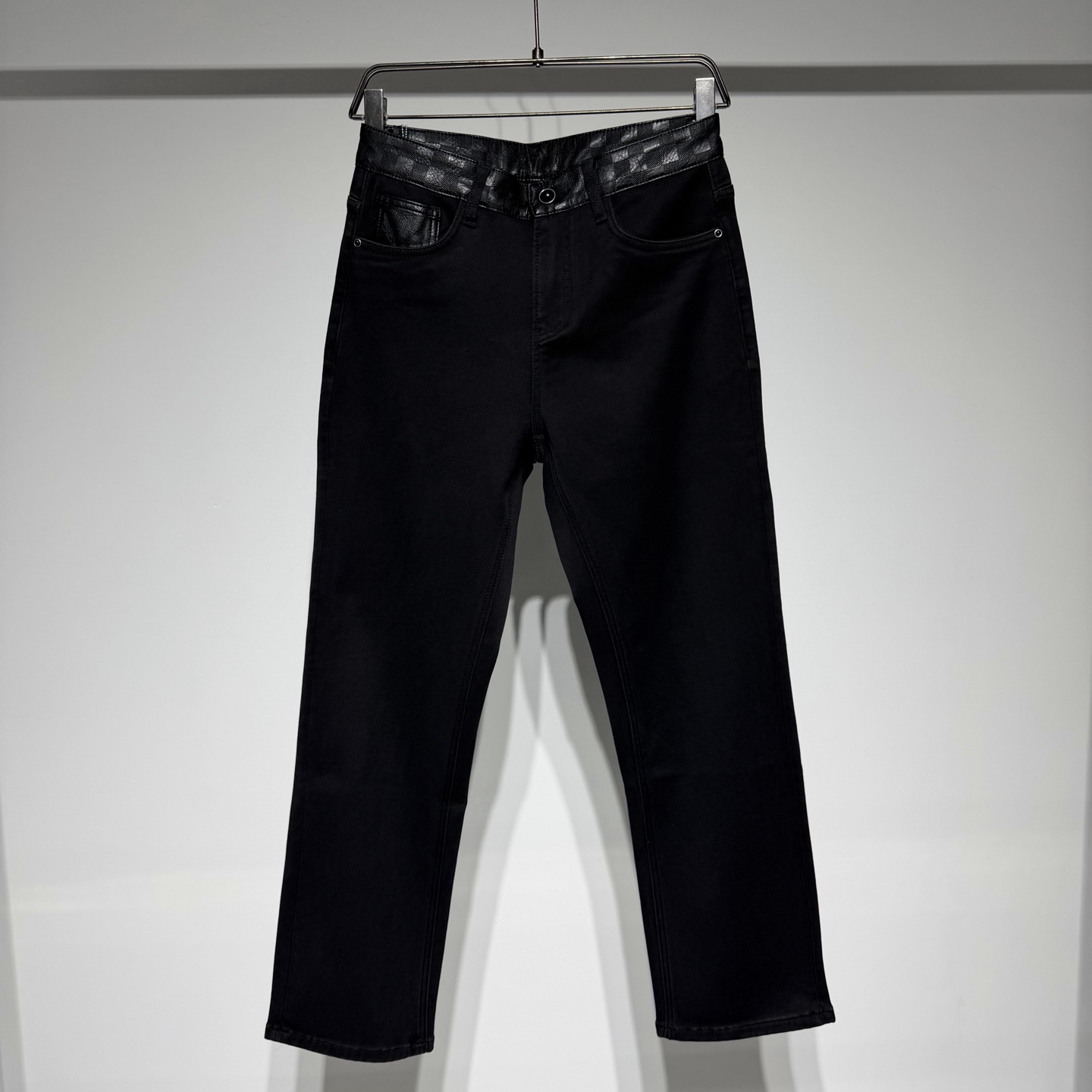 NO:638620,Louis Vuitton Louis Vuitton stylish casual jeans!  !  The waistband back pockets are made of classic checkerboard leather!  The black washed matte process is not easy to fade!  The fabric is compound and velvet warm, comfortable and stretchy!  The trousers are fitted and made of custom-made fabrics that are comfortable, washed and frosted and not easily deformed!  Can be controlled easily!  LV has always adhered to the spirit of excellent quality and innovation. The brand pays attention to the details and craftsmanship of its products, using high-quality materials and exquisite production techniques to ensure that each product can meet the highest quality standards. At the same time, LV also continuously introduces new designs and products to meet the changing needs and tastes of consumers!  With its classic design, exquisite craftsmanship and innovative spirit, it has become one of the most influential luxury brands in the world and continues to lead fashion trends!  !  Model Color Black Size 29-30-31-32-33-34-36 30 Waist 40, Hips 48, Pants Length 103 Please refer to the 30 size chart to choose the size that suits you!  ,Louis Vuitton-clothing,louis vuitton,louis vuitton,louis vuitton,jeans,alexander wang19860909Louis Vuitton 路易威登时尚休闲牛仔裤！！腰头后袋采用经典棋盘格皮革材质！黑色水洗磨砂工艺不易褪色！ 面料复合加绒保暖舒适有弹力！ 裤型合体版型定制面料舒适水洗磨砂不易变形！轻松均可驾驭！ LV始终秉持着卓越的品质和创新的精神.品牌注重产品的细节和工艺,采用高品质的材料和精湛的制作工艺, 确保每一件产品都能达到最高的品质标准.同时,LV也不断推出新的设计和产品,以满足消费者不断变化的需求和品味！ 以其经典设计、精湛工艺和创新精神,成为全球最具影响力的奢侈品牌之一,持续引领时尚潮流！！ 型号 颜色黑色 尺码29-30-31-32-33-34-36 30腰围40、臀围48、 裤长103 参考30尺码表数据选择适合自己的尺码！,路易威登-服装,louis vuitton,louis vuitton,louis vuitton,jeans,alexander wang,Women's clothing