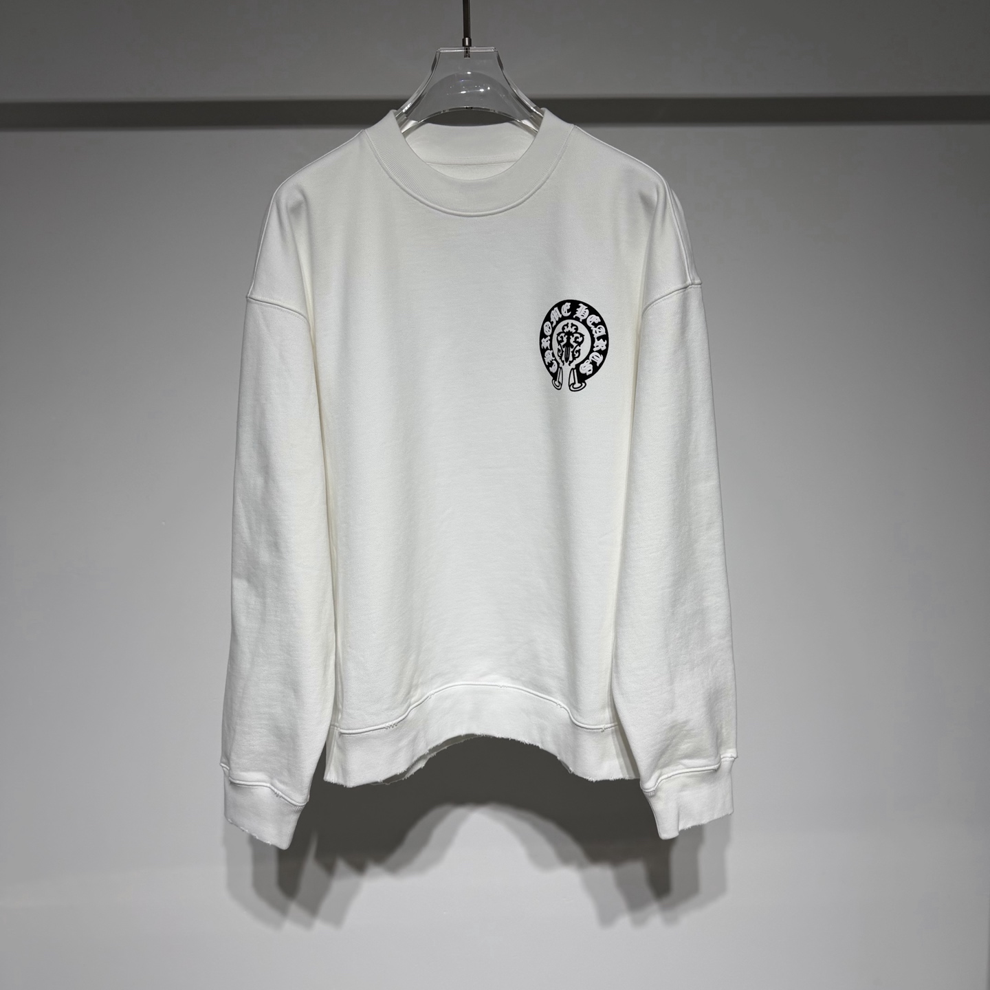 NO:638614,ChromeHearts sports fashionable casual crew neck sweatshirt! Heavy-duty custom-made composite velvet pure cotton fabric is thick and wide! The whole body is heavily crafted using three-dimensional offset printing technology! ! The loose fit, fine cotton material is of high quality, and the style is suitable for both men and women, making it easy to wear and suitable for a wide range of people! Simple and elegant is the Chrome Hearts collaboration series. The material is excellent and the design style combines low-key luxury styles such as rock punk and street hip-hop. It adheres to pure hand-made and exquisite designs. Therefore, ChromeHearts is translated as Chrome Hearts in mainland China. In fact, it does not have a registered brand. The value of style as an art has far exceeded the meaning of fashion. The design style combines rock punk, street hip-hop and other low-key luxury styles. It adheres to the pure hand-made and exquisitely designed products. From the early silver jewelry, it also provides customized products for customers! Model Color Black White Size S-M-L-XL M shoulder width 61, bust 63, length 71. Refer to the M size chart to choose the size that suits you! ,chrome hearts-clothing,chrome hearts,chrome hearts,hoodie,sweatshirts,alexander wang19860909ChromeHearts 克罗心运动时尚休闲圆领卫衣！重磅打造定制复合加绒纯棉面料厚实挺阔！ 全身重工打造采用立体版胶印工艺！！宽松版型精棉材质品质上乘、男女同款好穿不挑人适合人群广泛！ 简约大气是克罗心合作系列 材质极佳设计风格融合摇滚朋克、街头嘻哈等低调的奢华风 其秉持著纯手工制作、设计精美, 因此ChromeHearts大陆译名克罗心,实际没这注册品牌 风格作为艺术品的价值已远远地超过了时装的意义 设计风格融合摇滚朋克、街头嘻哈等低调的奢华风,其秉持着纯手工制作、设计精美商品从早期的银饰、亦有提供为顾客量身订做产品的服务！ 型号 颜色黑色 白色 尺码S-M-L-XL M肩宽61、胸围63、衣长71 参考M尺码表数选择合适自己的尺码！,克罗心-服装,chrome hearts,chrome hearts,hoodie,sweatshirts,alexander wang,Women's clothing