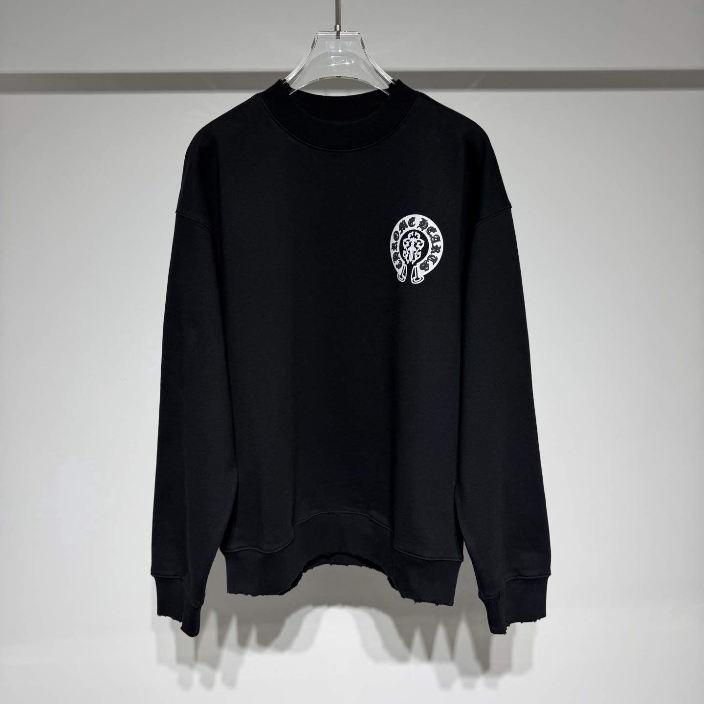 NO:638608,ChromeHearts sports fashionable casual crew neck sweatshirt! Heavy-duty custom-made composite velvet pure cotton fabric is thick and wide! The whole body is heavily crafted using three-dimensional offset printing technology! ! The loose fit, fine cotton material is of high quality, and the style is suitable for both men and women, making it easy to wear and suitable for a wide range of people! Simple and elegant is the Chrome Hearts collaboration series. The material is excellent and the design style combines low-key luxury styles such as rock punk and street hip-hop. It adheres to pure hand-made and exquisite designs. Therefore, ChromeHearts is translated as Chrome Hearts in mainland China. In fact, it does not have a registered brand. The value of style as an art has far exceeded the meaning of fashion. The design style combines rock punk, street hip-hop and other low-key luxury styles. It adheres to the pure hand-made and exquisitely designed products. From the early silver jewelry, it also provides customized products for customers! Model Color Black White Size S-M-L-XL M shoulder width 61, bust 63, length 71. Refer to the M size chart to choose the size that suits you! ,chrome hearts-clothing,chrome hearts,chrome hearts,hoodie,sweatshirts,alexander wang19860909ChromeHearts 克罗心运动时尚休闲圆领卫衣！重磅打造定制复合加绒纯棉面料厚实挺阔！ 全身重工打造采用立体版胶印工艺！！宽松版型精棉材质品质上乘、男女同款好穿不挑人适合人群广泛！ 简约大气是克罗心合作系列 材质极佳设计风格融合摇滚朋克、街头嘻哈等低调的奢华风 其秉持著纯手工制作、设计精美, 因此ChromeHearts大陆译名克罗心,实际没这注册品牌 风格作为艺术品的价值已远远地超过了时装的意义 设计风格融合摇滚朋克、街头嘻哈等低调的奢华风,其秉持着纯手工制作、设计精美商品从早期的银饰、亦有提供为顾客量身订做产品的服务！ 型号 颜色黑色 白色 尺码S-M-L-XL M肩宽61、胸围63、衣长71 参考M尺码表数选择合适自己的尺码！,克罗心-服装,chrome hearts,chrome hearts,hoodie,sweatshirts,alexander wang,Women's clothing