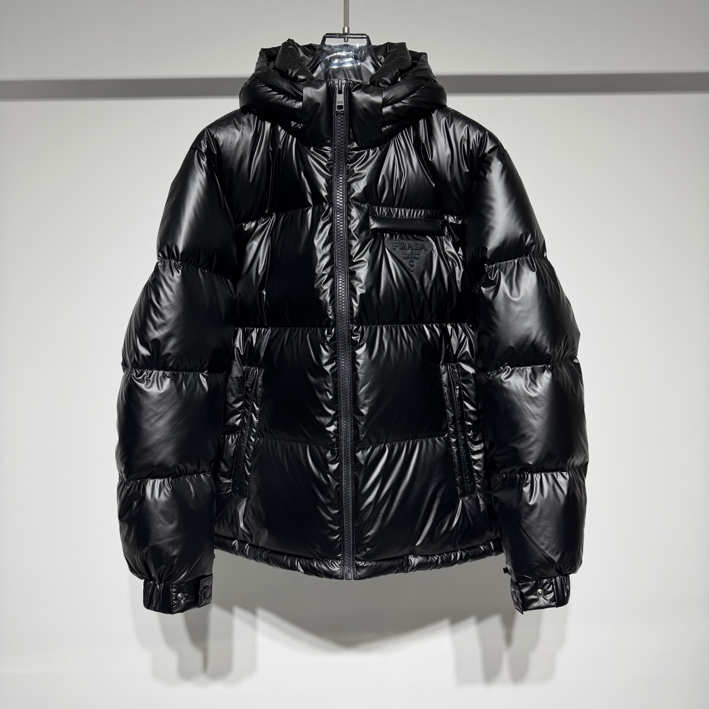 NO:638602,PRADA Fashion casual hooded down jacket!  The bright black coated fabric has waterproof function and greatly improves warmth!  National standard 90 white duck down triangle leather metal stamp logo blessing!  The bread suit design is matched with rubber resin zippers, which greatly improves stability and practicality. It integrates sports and is capable and handsome. The perfect combination not only ensures the overall practicality, but also has a sense of design without being dull!  Undertaken by a Taiwanese foreign trade company, the exquisite and delicate materials seem to be Prada's patented high-quality metal triangle accessories. Prada's design is in harmony with modern people's lifestyles. Not only the materials, colors and styles are carefully crafted, but the life philosophy behind the design coincides with modern people's dual mentality of pursuing practicality and fashionable beauty. It achieves a perfect balance between function and aesthetics. It is not only a display of fashion trends, but also the ultimate in modern aesthetics!  It is another alternative style - a style that is bold, cool, mature, free and avant-garde. Model Color Black Size M-L-XL-XXL-XXXL L shoulder width 48, bust 57, length 67. Refer to the L size chart to choose the size that suits you!  ,Prada-clothing,prada,prada,down jacket,hats,alexander wang19860909PRADA 普拉达时尚休闲连帽羽绒服！亮黑涂层面料具备防水功能保暖大大提高！国标90白鸭绒三角皮革金属章仔logo加持！ 面包服设计搭配橡胶树脂拉链稳定实用性大大提升、融合运动、干练帅气完美结合既保证整体的实穿性,又充满设计感不呆板！ 台湾外贸公司承接、材质精致细腻似乎是普拉达专利品质上乘 金属三角配饰P拉达的设计与现代人生活形态水乳相融, 不仅在材料、颜色与款式工夫,设计背后的生活哲学正巧契合现代人追求切身实用与流行美观的双重心态, 在机能与美学之间取得完美平衡,不但是时尚潮流的展现,更是现代美学的极致！ 是另一种选择替代风格——是一个风格张扬、炫酷、成熟、自由而前卫的 型号 颜色黑色 尺码M-L-XL-XXL-XXXL L肩宽48、胸围57、衣长67 参考L尺码表数据选择合适自己的尺寸！,普拉达-服装,prada,prada,down jacket,hats,alexander wang,Women's clothing