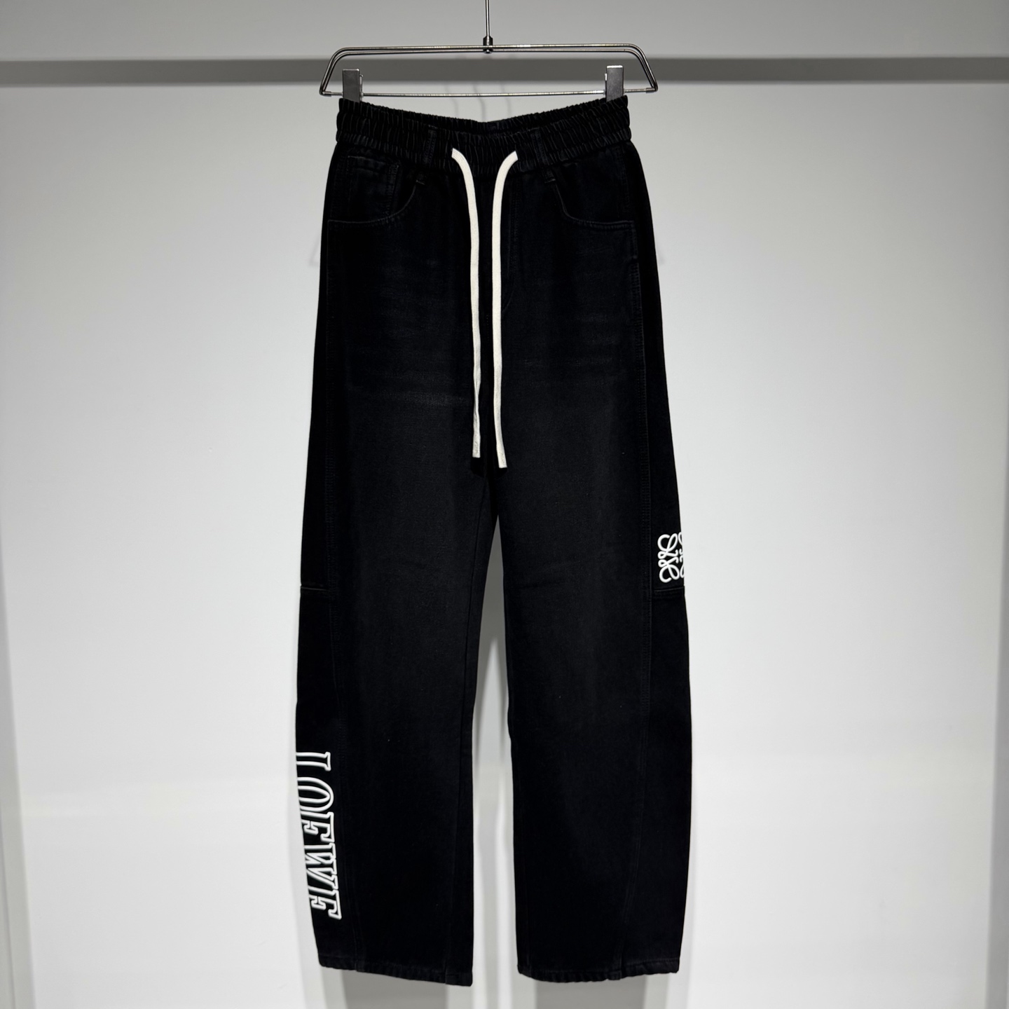 NO:638800,LOEWE fashionable sports casual pants!  Denim washed composite velvet fabric, letter logo three-dimensional offset printing technology is high-end, low-key and luxurious!  Three-dimensional cut, loose fit, pure cotton material!  The blessing of three-dimensional tailoring makes it more refined, the pure cotton fabric is soft and skin-friendly, the cotton is full, the comfortable version design is not unsightly, and the simple wearing shows your unique temperament!  Loewe's design style combines classic and modern elements, focusing on simplicity, elegance and exquisite details. At the same time, the brand also adheres to the respect for traditional craftsmanship and the pursuit of innovation, and constantly launches eye-catching new products. The products are created into fashionable boutiques that are both practical and unique. Using excellent craftsmanship, simple shapes, exquisite material quality, we are committed to creating fashionable boutiques for different areas of life. Model Color Black Size M-L-XL-XXL-XXXL  L waist 38, hip 55, pants length 110. Refer to the L size chart to choose the size that suits you!  ,Loewe-clothing,loewe,loewe,alexander wang19860909LOEWE 罗意威时尚运动休闲裤子！牛仔水洗复合加绒面料、字母logo立体版胶印工艺高级低调奢华！立体剪裁宽松版型纯棉材质！ 立体剪裁的加持使其更加的精致,纯棉面料柔软亲肤棉质饱满,舒适的版型设计不挑人,穿着简约彰显独特气质！ 罗意威的设计风格融合了经典与现代元素,注重简洁、优雅和精致的细节.同时,品牌也坚持对传统工艺的尊重和对创新的追求,不断推出令人瞩目的新品. 产品打造成兼具实用性及独特性的时尚精品.采用卓越工艺,简约造型,精美材质质量,致力打造针对不同生活领域的时尚精品. 型号 颜色黑色 尺码M-L-XL-XXL-XXXL L腰围38、臀围55、裤长110 参考L码数表数据选择适合自己的尺寸！,罗意威-服装,loewe,loewe,alexander wang,Women's clothing