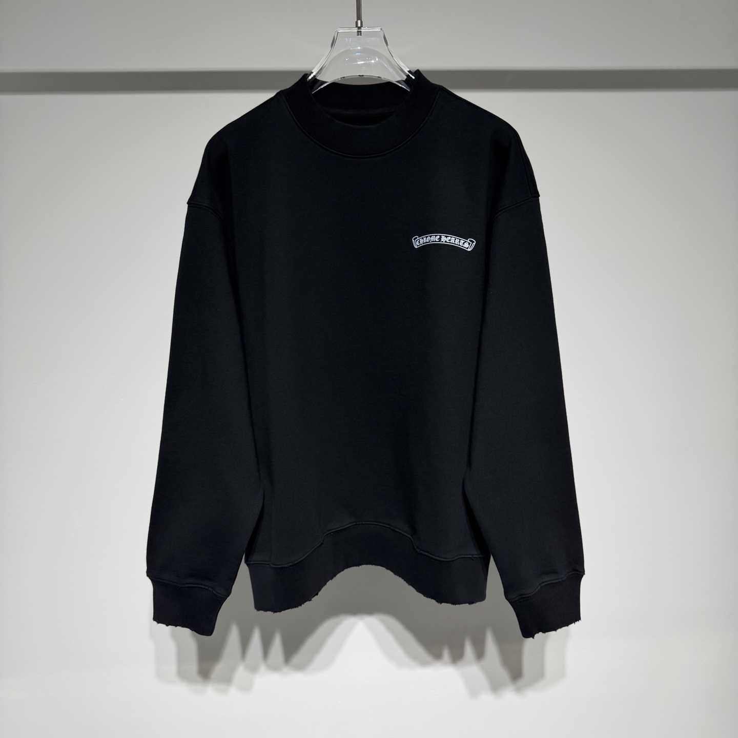 NO:638823,ChromeHearts sports fashionable casual crew neck sweatshirt! Heavy-duty custom-made composite velvet pure cotton fabric is thick and wide! The Gothic letters are made of whole body using three-dimensional offset printing technology! ! The loose fit, fine cotton material is of high quality, and the style is suitable for both men and women, making it easy to wear and suitable for a wide range of people! Simple and elegant is the Chrome Hearts collaboration series. The material is excellent and the design style combines low-key luxury styles such as rock punk and street hip-hop. It adheres to pure hand-made and exquisite designs. Therefore, ChromeHearts is translated as Chrome Hearts in mainland China. In fact, it does not have a registered brand. The value of style as an art has far exceeded the meaning of fashion. The design style combines rock punk, street hip-hop and other low-key luxury styles. It adheres to the pure hand-made and exquisitely designed products. From the early silver jewelry, it also provides customized products for customers! Model Color Black White Size S-M-L-XL S shoulder width 59, bust 61, length 68 Please refer to the S size chart to choose the size that suits you! ,chrome hearts-clothing,chrome hearts,chrome hearts,hoodie,sweatshirts,alexander wang19860909ChromeHearts 克罗心运动时尚休闲圆领卫衣！重磅打造定制复合加绒纯棉面料厚实挺阔！ 全身重工打造哥特字母采用立体版胶印工艺！！宽松版型精棉材质品质上乘、男女同款好穿不挑人适合人群广泛！ 简约大气是克罗心合作系列 材质极佳设计风格融合摇滚朋克、街头嘻哈等低调的奢华风 其秉持著纯手工制作、设计精美, 因此ChromeHearts大陆译名克罗心,实际没这注册品牌 风格作为艺术品的价值已远远地超过了时装的意义 设计风格融合摇滚朋克、街头嘻哈等低调的奢华风,其秉持着纯手工制作、设计精美商品从早期的银饰、亦有提供为顾客量身订做产品的服务！ 型号 颜色黑色 白色 尺码S-M-L-XL S肩宽59、胸围61、衣长68 参考S尺码表数选择合适自己的尺码！,克罗心-服装,chrome hearts,chrome hearts,hoodie,sweatshirts,alexander wang,Women's clothing