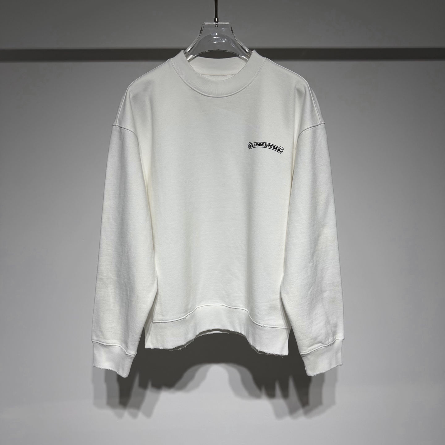 NO:638817,ChromeHearts sports fashionable casual crew neck sweatshirt! Heavy-duty custom-made composite velvet pure cotton fabric is thick and wide! The Gothic letters are made of whole body using three-dimensional offset printing technology! ! The loose fit, fine cotton material is of high quality, and the style is suitable for both men and women, making it easy to wear and suitable for a wide range of people! Simple and elegant is the Chrome Hearts collaboration series. The material is excellent and the design style combines low-key luxury styles such as rock punk and street hip-hop. It adheres to pure hand-made and exquisite designs. Therefore, ChromeHearts is translated as Chrome Hearts in mainland China. In fact, it does not have a registered brand. The value of style as an art has far exceeded the meaning of fashion. The design style combines rock punk, street hip-hop and other low-key luxury styles. It adheres to the pure hand-made and exquisitely designed products. From the early silver jewelry, it also provides customized products for customers! Model Color Black White Size S-M-L-XL S shoulder width 59, bust 61, length 68 Please refer to the S size chart to choose the size that suits you! ,chrome hearts-clothing,chrome hearts,chrome hearts,hoodie,sweatshirts,alexander wang19860909ChromeHearts 克罗心运动时尚休闲圆领卫衣！重磅打造定制复合加绒纯棉面料厚实挺阔！ 全身重工打造哥特字母采用立体版胶印工艺！！宽松版型精棉材质品质上乘、男女同款好穿不挑人适合人群广泛！ 简约大气是克罗心合作系列 材质极佳设计风格融合摇滚朋克、街头嘻哈等低调的奢华风 其秉持著纯手工制作、设计精美, 因此ChromeHearts大陆译名克罗心,实际没这注册品牌 风格作为艺术品的价值已远远地超过了时装的意义 设计风格融合摇滚朋克、街头嘻哈等低调的奢华风,其秉持着纯手工制作、设计精美商品从早期的银饰、亦有提供为顾客量身订做产品的服务！ 型号 颜色黑色 白色 尺码S-M-L-XL S肩宽59、胸围61、衣长68 参考S尺码表数选择合适自己的尺码！,克罗心-服装,chrome hearts,chrome hearts,hoodie,sweatshirts,alexander wang,Women's clothing