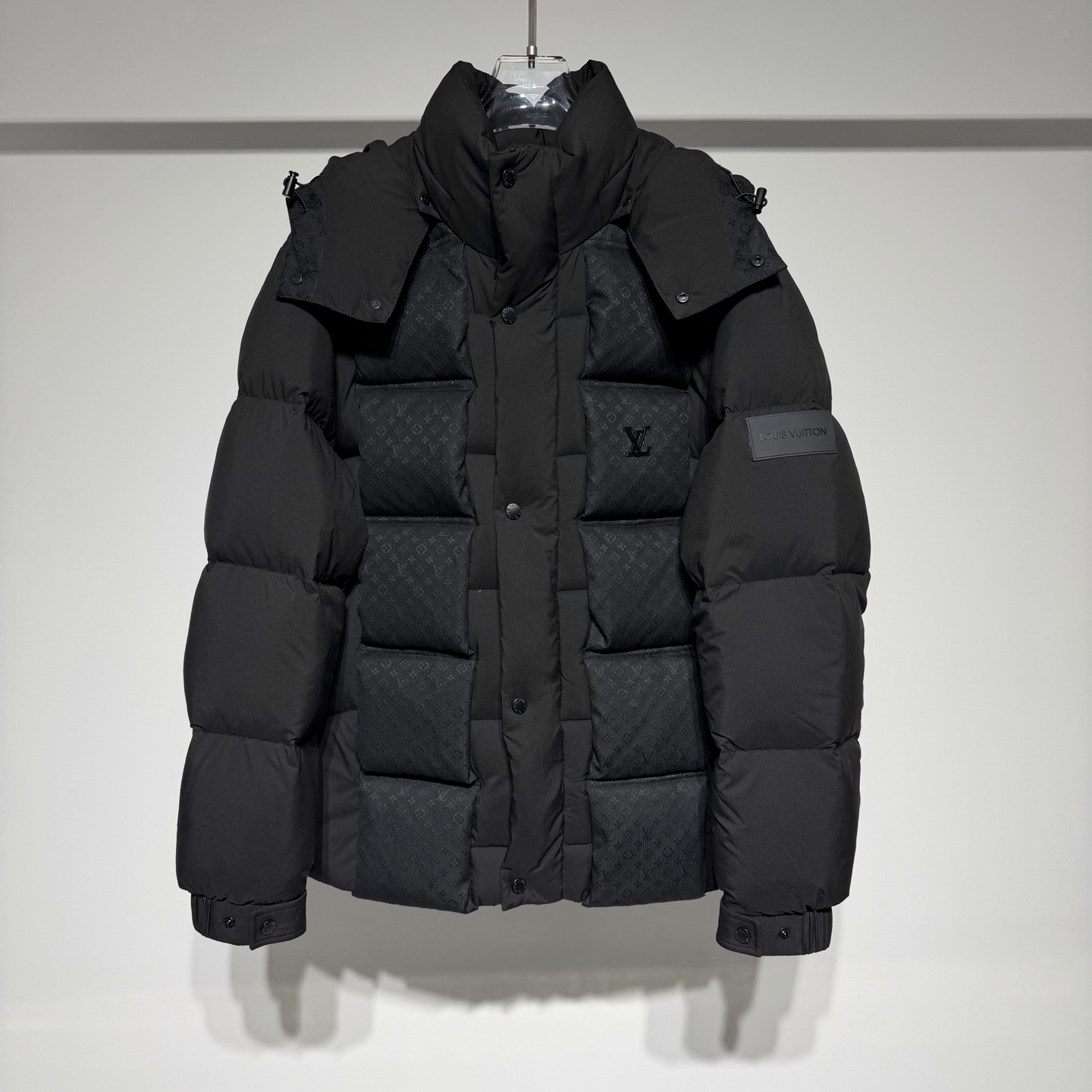 NO:638811,Louis Vuitton Louis Vuitton's fashionable and casual hooded down jacket uses divided down filling technology to make the garment overall very wide and stylish!  Jacquard fabric splicing design for the chest hat!  The branded rubber stamp on the arm adds high-end sports fashion!  Made of 90% white duck down and 10% white feathers, the fluffiness is excellent!  Warm and lightweight yet comfortable!  The placket adopts double zipper and button closure!  High-end fashion designs for men and women, very beautiful and easy to wear!  LV has always adhered to the spirit of excellent quality and innovation. The brand pays attention to the details and craftsmanship of its products, using high-quality materials and exquisite production techniques to ensure that each product can meet the highest quality standards. At the same time, LV also continuously introduces new designs and products to meet the changing needs and tastes of consumers!  With its classic design, exquisite craftsmanship and innovative spirit, it has become one of the most influential luxury brands in the world and continues to lead fashion trends!  !  Model Color Black Size M-L-XL-XXL-XXXL L shoulder width 50, chest 58, length 67 Please refer to the L size chart to choose the size that suits you!  ,Louis Vuitton-clothing,louis vuitton,louis vuitton,louis vuitton,down jacket,hats,alexander wang19860909Louis Vuitton 路易威登时尚休闲连帽羽绒服、采用分格充绒工艺成衣整体挺阔有型！胸前帽子提花面料拼接设计！手臂上品牌橡胶章仔加持高级运动时尚！ 采用90白鸭绒10白羽毛蓬松度极好！保暖的同时又轻盈舒适！ 门襟采用拉链加纽扣双开合！高级时尚设计男女同款非常好看好穿！ LV始终秉持着卓越的品质和创新的精神.品牌注重产品的细节和工艺,采用高品质的材料和精湛的制作工艺, 确保每一件产品都能达到最高的品质标准.同时,LV也不断推出新的设计和产品,以满足消费者不断变化的需求和品味！ 以其经典设计、精湛工艺和创新精神,成为全球最具影响力的奢侈品牌之一,持续引领时尚潮流！！ 型号 颜色黑色 尺码M-L-XL-XXL-XXXL L肩宽50、胸围58、衣长67 参考L尺码表数据选择适合自己的尺寸！,路易威登-服装,louis vuitton,louis vuitton,louis vuitton,down jacket,hats,alexander wang,Women's clothing