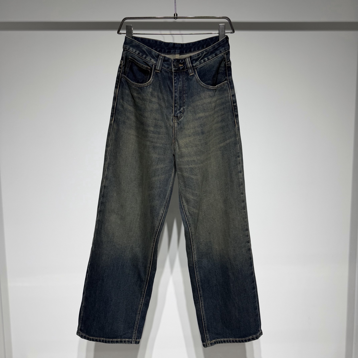 NO:638810,Balenciaga fashionable casual fleece jeans!  The fabric is washed and matte and will not fade easily!  Three-dimensional cut, loose fit and pure cotton material!  Customized composite velvet fabric is high-end, low-key and luxurious!  It’s a great outfit combination for travel, weekend outings, and gatherings with friends!  The Balenciaga brand has always insisted on fine production, attention to details, emphasis on tailoring and contour lines, and strict selection of fabrics. This persistent pursuit of quality has made Balenciaga a leader in the global luxury goods industry. Balenciaga is famous for its simple, noble and elegant design style. It is committed to integrating traditional craftsmanship with modern design concepts to create works that are both visually impactful and elegant!  Model Color Denim Blue Size 29-30-31-32-33-34-36 30 waist 38, hip 50, pants length 101 Refer to the 30 size chart data to choose the size that suits you!  ,Balenciaga-clothing,balenciaga,balenciaga,burberry,jeans,alexander wang19860909Balenciaga 巴黎世家时尚休闲加绒牛仔裤！面料水洗磨砂做旧不易褪色！立体剪裁宽松版型纯棉材质！定制复合加绒面料高级低调奢华！旅行周末郊游朋友聚会都是非常出彩的服饰搭配！ 巴家品牌始终坚持精细制作,注重细节,强调剪裁和轮廓线条,以及对面料的严格挑选. 这种对品质的执着追求,使得巴黎世家成为了全球奢侈品行业中的佼佼者. 巴黎世家以其简洁、高贵、典雅的设计风格而著称于世. 致力于将传统手工艺与现代设计理念相融合,创造出既具有视觉冲击力又不失优雅气质的作品！ 型号 颜色牛仔蓝 尺码29-30-31-32-33-34-36 30腰围38、臀围50、裤长101 参考30尺码表数据选择适合自己的尺寸！,巴黎世家-服装,balenciaga,balenciaga,burberry,jeans,alexander wang,Women's clothing