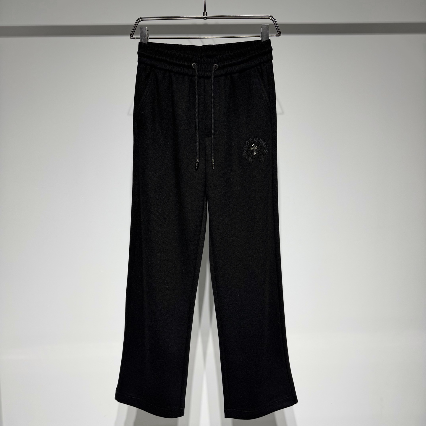 NO:638804,ChromeHearts ChromeHearts fashionable casual pants are on sale in limited edition! The classic cross is embroidered! Customized metal accessories, rope ends, high-end and exquisite, loose-fitting composite fabric material, high quality, easy to wear and suitable for a wide range of people! Simple and elegant is the Chrome Hearts collaboration series. The material is excellent and the design style combines low-key luxury styles such as rock punk and street hip-hop. It adheres to pure hand-made and exquisite designs. Therefore, ChromeHearts is translated as Chrome Hearts in mainland China. In fact, it does not have a registered brand. The value of style as an art has far exceeded the meaning of fashion. The design style combines rock punk, street hip-hop and other low-key luxury styles. It adheres to the pure hand-made and exquisitely designed products. From the early silver jewelry, it also provides customized products for customers! Model Color Black Size M-L-XL-XXL-XXXL M waist 37, hip 47, pants length 103. Refer to the M size chart to choose the size that suits you! ,chrome hearts-clothing,chrome hearts,chrome hearts,alexander wang19860909ChromeHearts 克罗心时尚休闲裤限定款发售！经典十字采用绣花工艺！定制金属配件绳子头高级精致、宽松版型复合面料材质品质上乘、好穿不挑人适合人群广泛！ 简约大气是克罗心合作系列 材质极佳设计风格融合摇滚朋克、街头嘻哈等低调的奢华风 其秉持著纯手工制作、设计精美, 因此ChromeHearts大陆译名克罗心,实际没这注册品牌 风格作为艺术品的价值已远远地超过了时装的意义 设计风格融合摇滚朋克、街头嘻哈等低调的奢华风,其秉持着纯手工制作、设计精美商品从早期的银饰、亦有提供为顾客量身订做产品的服务！ 型号 颜色黑色 尺码M-L-XL-XXL-XXXL M腰围37、臀围47、裤长103 参考M尺码表数选择合适自己的尺码！,克罗心-服装,chrome hearts,chrome hearts,alexander wang,Women's clothing