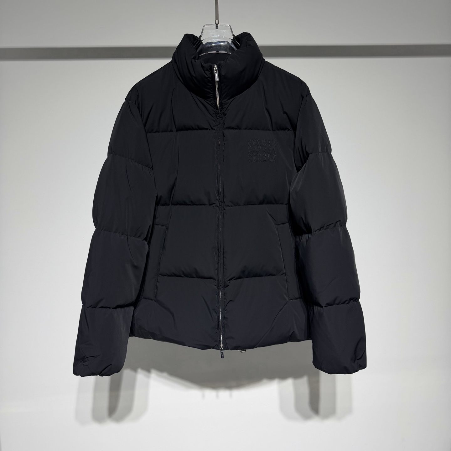 NO:638798,miu miu Miu Miu fashionable casual stand collar down jacket!  The loose fit is comfortable to wear!  Customized fabrics are soft, delicate, high-end and textured!  90 white duck down is paired with matte exquisite fabrics, and the unique tailoring and avant-garde design not only shows personality but also brings a noble temperament to people. The design style is young, avant-garde, and simple, which is different from other clothing. It forms a sharp contrast with other clothing in a younger and more fashionable style. It combines novel creative elements and classic elements. The two collide with each other to create a different kind of fashion spark!  While advancing with the times, it does not lack the elegance and temperament of the brand, and has exerted considerable influence in the fashion industry. Miu Miu mainly targets young, independent, and self-pursuing fashion consumers. These people pay attention to the combination of quality and fashion, like to try new things, and pursue personality and self-expression. It is through its unique design concept and fashion style that Miu Miu has attracted the attention of this group and has become one of the indispensable brands in their wardrobes!  Style No. Color Black Size M-L-XL-XXL-XXXL L shoulder width 48, bust 58, length 66. Refer to the L size data to choose the size that suits you!  ,miumiu-clothing,miumiu,jackets & coats,down jacket,alexander wang19860909miu miu 缪缪时尚休闲立领羽绒外套！宽松版型穿着舒适！定制面料柔软细腻高级有质感！ 90白鸭绒搭配哑光精致的面料,独特的裁剪前卫的设计,在展现个性的同时还给人带来一种高贵的气质, 设计风格年轻,前卫,简约,区别于其他的服装,以更年轻、更时尚的风格与其他的服装 形成了鲜明的对比,融合了新颖的创意元素与经典元素,两者相互碰撞,擦出别样的时尚火花！在与时俱进的同时也不缺少品牌的优雅和气质,在时尚界产生了不小的影响力 缪缪主要针对的是年轻、独立、有自我追求的时尚消费者.这些人群注重品质与时尚的结合,喜欢尝试新鲜事物,追求个性与自我表达.缪缪正是通过其独特的设计 理念和时尚风格,吸引了这一群体的目光,成为了他们衣橱中不可或缺的品牌之一！ 款号 颜色 黑色 尺码 M-L-XL-XXL-XXXL L肩宽48、胸围58、衣长66 参考L尺寸数据选择合适自己的尺码！,缪缪-服装,miumiu,jackets & coats,down jacket,alexander wang,Women's clothing