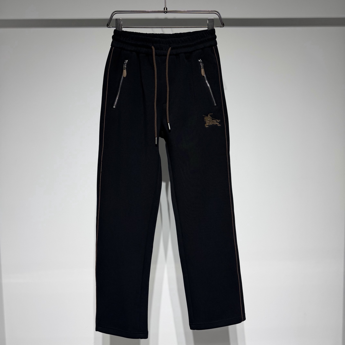 NO:638888,Burberry stylish casual sweatpants!  The century-old classic pocket zipper design is practical!  The pure cotton material with three-dimensional embroidery of the England Knights logo is comfortable and soft against the skin, fashionable, durable, stylish, and versatile. It is a must-have for successful men. The pure cotton fabric is soft and delicate!  !  Exclusive high-quality fabrics available in limited quantities!  Definitely worth the income!  The style is suitable for both light and business people. It feels very comfortable. It’s super versatile and looks good. It’s irreplaceable and of good quality. It’s soft and comfortable!  !  The classic color scheme is simple and easy to match!  Tribute to the eternal classic is a famous brand with a strong British style. It has long been synonymous with luxury, quality, innovation and timeless classics. It is not ostentatious and charming, and naturally exudes a mature and rational charm. It embodies the history and quality of Burberry, and even symbolizes the British nation and culture. The brand continues to advance with the times. While being full of modernity and advocating true self-expression, it also inherits the original value concept. Model Color Black Off-white  Size M-L-XL-XXL-XXXL M waist 37, hip 50, pants length 106. Refer to the M size data to choose the size that suits you!  ,Burberry-clothing,burberry,burberry,alexander wang19860909Burberry 巴宝莉时尚休闲运动裤！百年传承经典口袋拉链设计实用！英格兰骑士logo立体刺绣纯棉材质舒适亲肤柔软,时尚耐看有腔调上身极致有型的百搭款,成功男士必备. 纯棉面料柔软细腻！！专属优质面料限量发售！绝对值得收入！ 版型适合人群广轻商务人士皆可、手感非常舒服 超级百搭好看的一款、 不可替代佳品质地柔软舒适！！经典配色简约大气易搭！ 致敬永远的经典是具有浓厚英伦风情的著名品牌,长久以来成为奢华、品质、创新以及永恒经典的代名词 、不张扬、不妩媚,自然散发出成熟理性的韵味, 体现了Burberry的历史和品质,甚至象征了英国的民族和文化、该品牌不断与时俱进.在充满现代感和崇尚真我表达的同时,又承袭了最初的价值理念 型号 颜色黑色 米白 尺码M-L-XL-XXL-XXXL M腰围37、臀围50、裤长106 参考M尺码数据选择适合自己的尺码！,博柏利-服装,burberry,burberry,alexander wang,Women's clothing