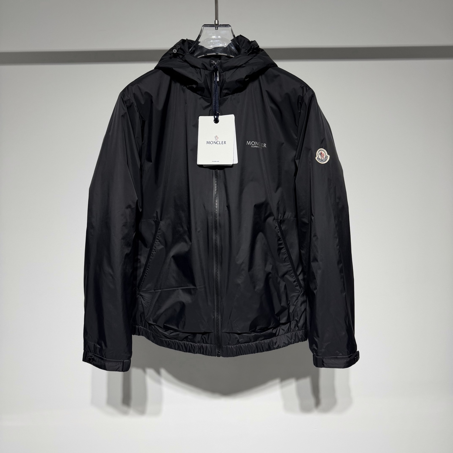 NO:638884,Moncler fashionable sports casual hooded down jacket!  !  The glossy fabric of the bread suit has a slightly sporty temperament and is made of 90 white duck down!  The loose-fitting wool Zhangzi logo adds a sense of luxury!  The fabric is soft, delicate and practical, and the perfect combination of fashion, sports, ability and handsomeness not only ensures the overall wearability, but also has a sense of design without being dull!  Let the original sports-style items become more fashionable instantly!  The upper body is very handsome and stylish!  Every detail is introduced one by one, the craftsmanship is exquisite, the three-dimensional tailoring is necessary for travel and vacation, and the sporty tailoring chases the trend. It represents its interpretation of fashion and leisure. Moncler has become the leading international top brand in the outdoor down jacket industry!  Model Color Black Size 1-2-3-4-5 2 Shoulder width 46, Bust 55, Clothes length 63 Please refer to the 2 size chart to choose the size that suits you!  ,Moncler,down jacket,hats,alexander wang19860909Moncler 蒙口时尚运动休闲连帽羽绒服！！面包服亮光面料略带运动气质90白鸭绒！宽松版型羊毛章仔logo加持高级感拉满！面料柔软细腻实用性大大提升、时尚融合运动干练帅气完美结合既保证整体的实穿性,又充满设计感不呆板！ 让原本运动风格的单品瞬间变得更加时尚！ 上身非常帅气有型！处处都是细节不一一介绍、工艺精美搭配、旅游度假必备立体裁剪、 运动气息剪裁追逐潮流 代表它对时尚休闲的诠释 Moncler在户外羽绒服业界中,成为首屈一指的国际顶尖品牌！ 型号 颜色黑色 尺码1-2-3-4-5 2肩宽46、胸围55、衣长63 参考2尺码表数选择合适自己的尺码！,蒙口-服装,Moncler,down jacket,hats,alexander wang,Women's clothing