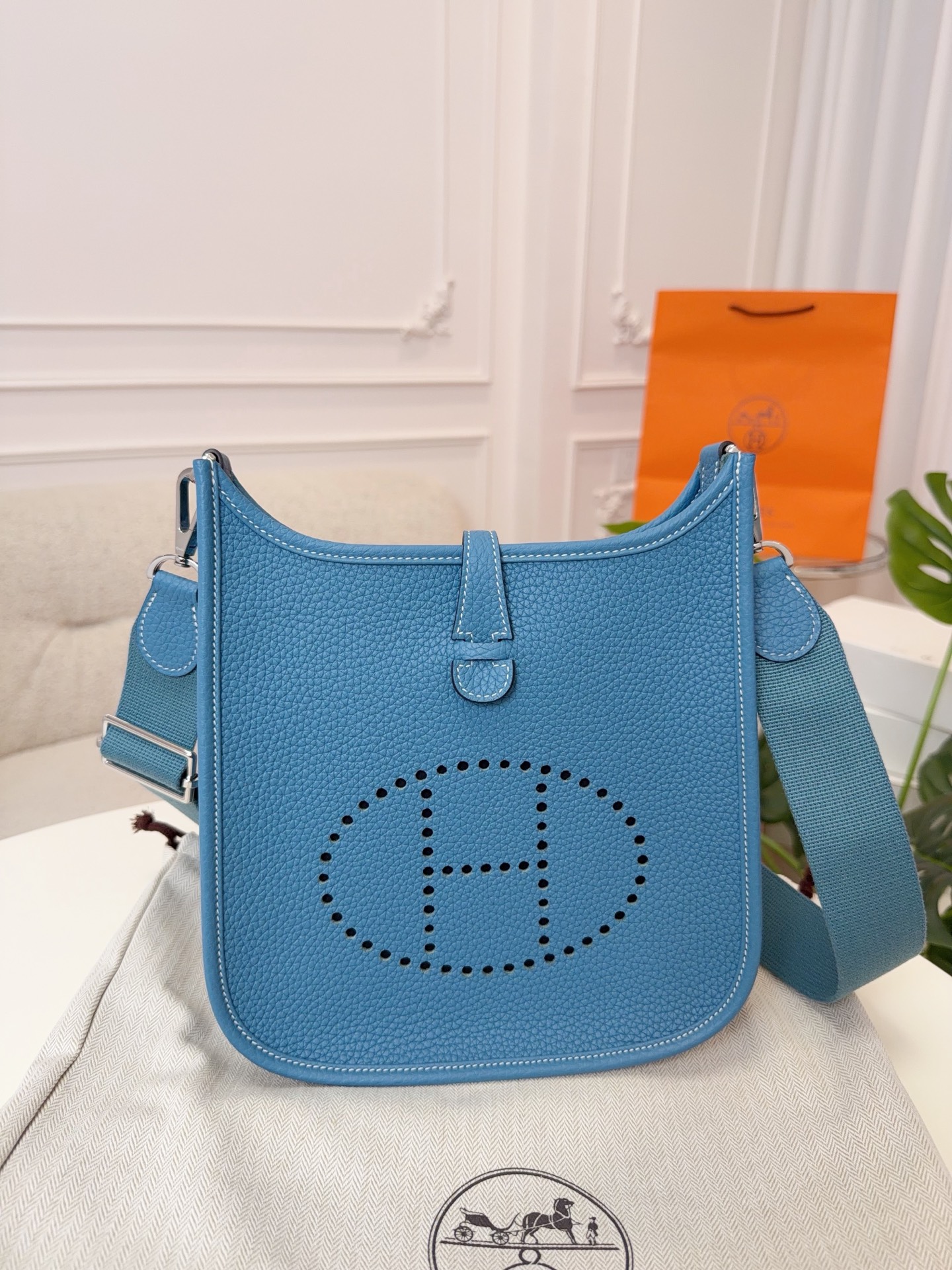 NO:713923,Evelyne Evelyne 23cm for men, original imported TC leather [denim blue] gold and silver buckle, unisex model, limited edition, counter synchronization, handmade wax thread sewing, pure steel hardware, in stock, Hermes, Hermes,19860909男士专用 Evelyne 伊芙琳 23cm 原厂进口TC皮【牛仔蓝】金银扣 男女通用款 限量版 专柜同步 手工蜡线缝制 纯钢五金 现货,爱马仕,hermes,Hermes,,Bag