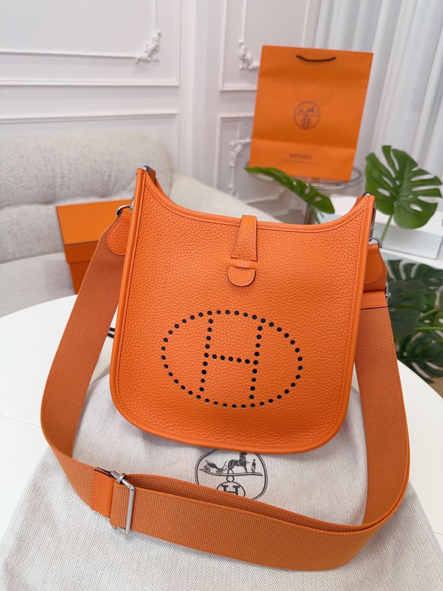 NO:713920,Evelyne Evelyne 23cm for men, original imported TC leather [orange] gold and silver buckle, unisex model, limited edition, counter synchronization, handmade wax thread sewing, pure steel hardware, in stock, Hermes, Hermes,19860909男士专用 Evelyne 伊芙琳 23cm 原厂进口TC皮【橙色】金银扣 男女通用款 限量版 专柜同步 手工蜡线缝制 纯钢五金 现货,爱马仕,hermes,Hermes,,Bag