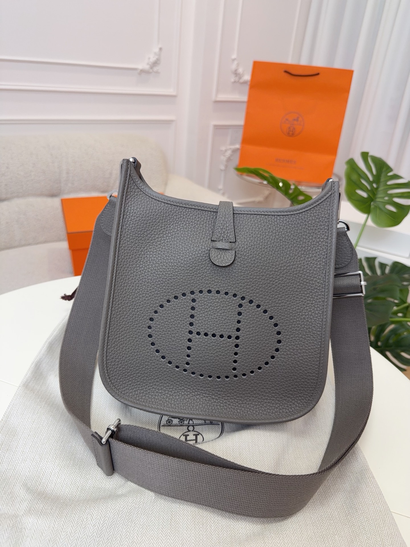 NO:713908,Evelyne Evelyne 23cm for men, original imported TC leather [pewter gray] gold and silver buckle, unisex model, limited edition, counter synchronization, handmade wax thread sewing, pure steel hardware, in stock, Hermes, Hermes,19860909男士专用 Evelyne 伊芙琳 23cm 原厂进口TC皮【锡器灰】金银扣 男女通用款 限量版 专柜同步 手工蜡线缝制 纯钢五金 现货,爱马仕,hermes,Hermes,,Bag