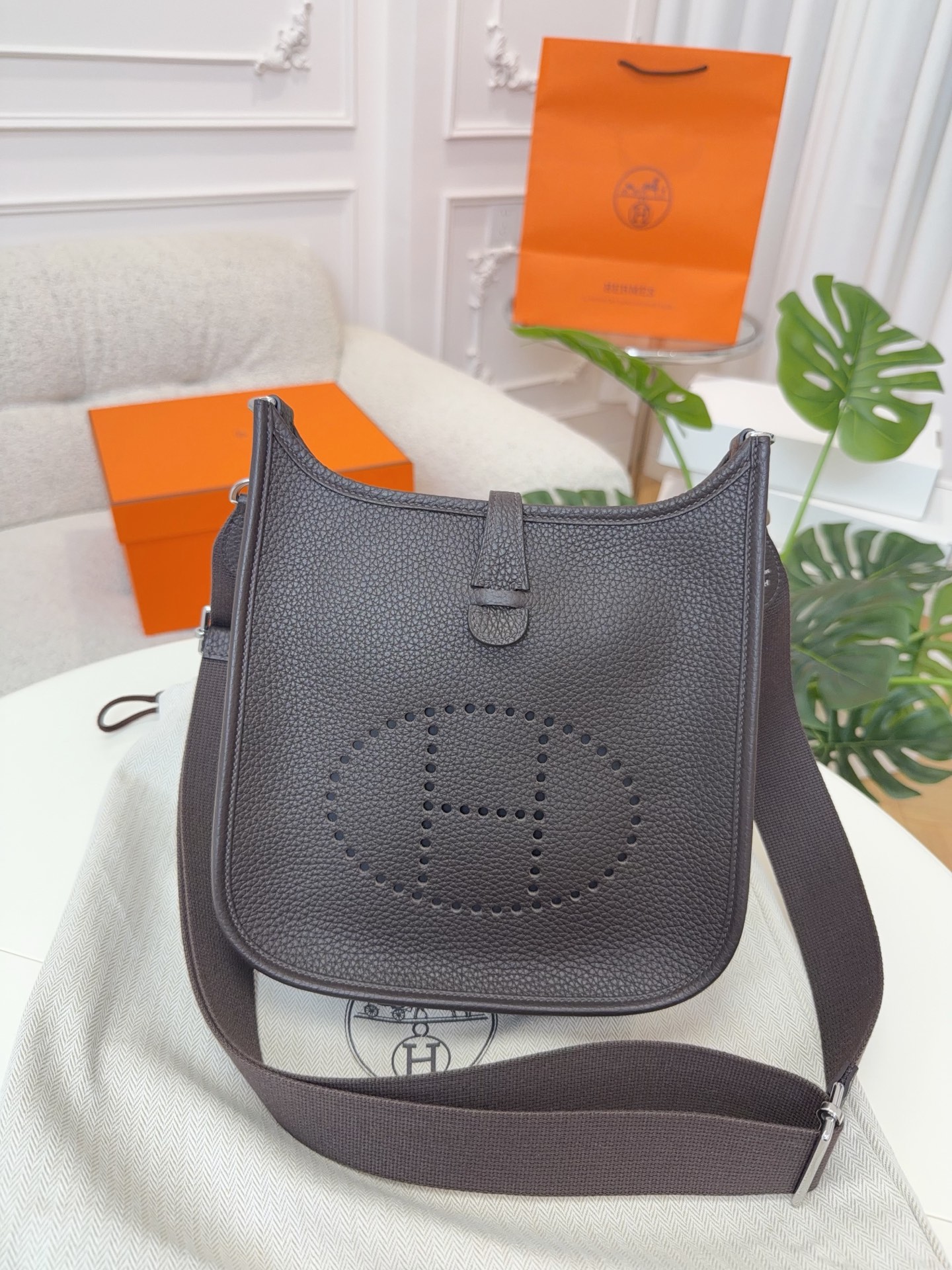 NO:713902,Evelyne Evelyne 23cm for men, original imported TC leather [ebony color] gold and silver buckle, unisex model, limited edition, counter synchronization, handmade wax thread sewing, pure steel hardware, in stock, Hermes, Hermes,19860909男士专用 Evelyne 伊芙琳 23cm 原厂进口TC皮【乌木色】金银扣 男女通用款 限量版 专柜同步 手工蜡线缝制 纯钢五金 现货,爱马仕,hermes,Hermes,,Bag