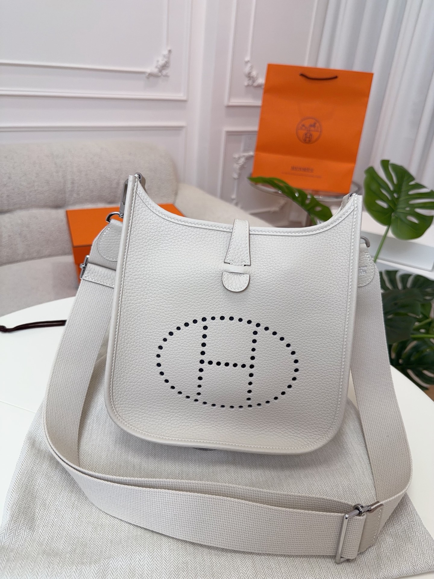 NO:713903,Evelyne Evelyne 23cm for men, original imported TC leather [milkshake white] gold and silver buckle, unisex model, limited edition, counter synchronization, handmade wax thread sewing, pure steel hardware, in stock, Hermes, Hermes,19860909男士专用 Evelyne 伊芙琳 23cm 原厂进口TC皮【奶昔白】金银扣 男女通用款 限量版 专柜同步 手工蜡线缝制 纯钢五金 现货,爱马仕,hermes,Hermes,,Bag