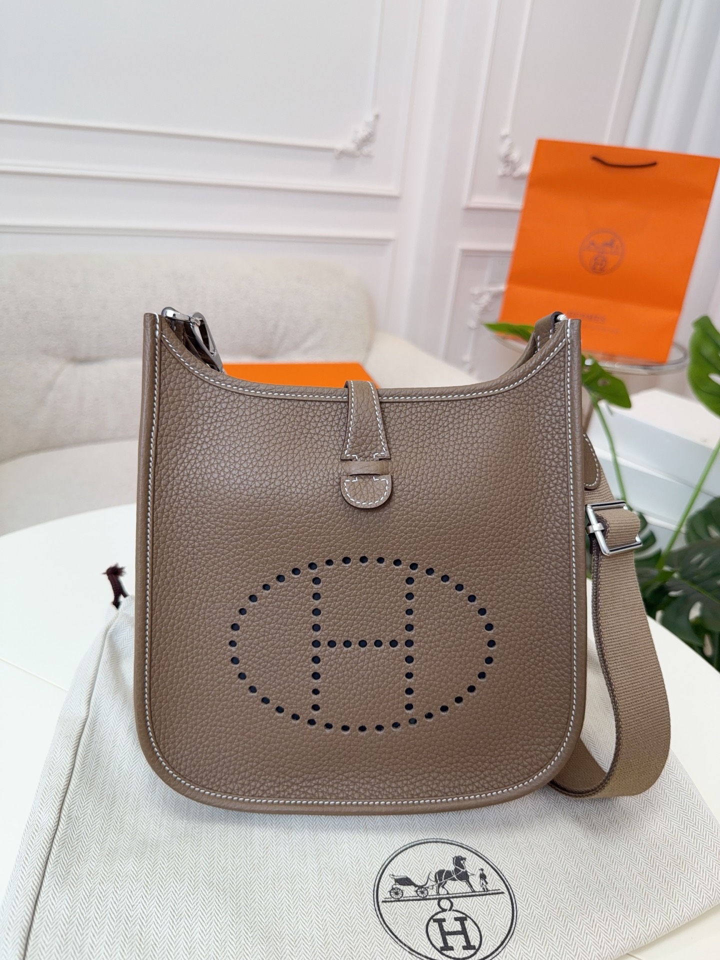 NO:713906,Evelyne Evelyne 23cm for men, original imported TC leather [elephant gray] gold and silver buckle, unisex model, limited edition, counter synchronization, handmade wax thread sewing, pure steel hardware, in stock, Hermes, Hermes,19860909男士专用 Evelyne 伊芙琳 23cm 原厂进口TC皮【大象灰】金银扣 男女通用款 限量版 专柜同步 手工蜡线缝制 纯钢五金 现货,爱马仕,hermes,Hermes,,Bag