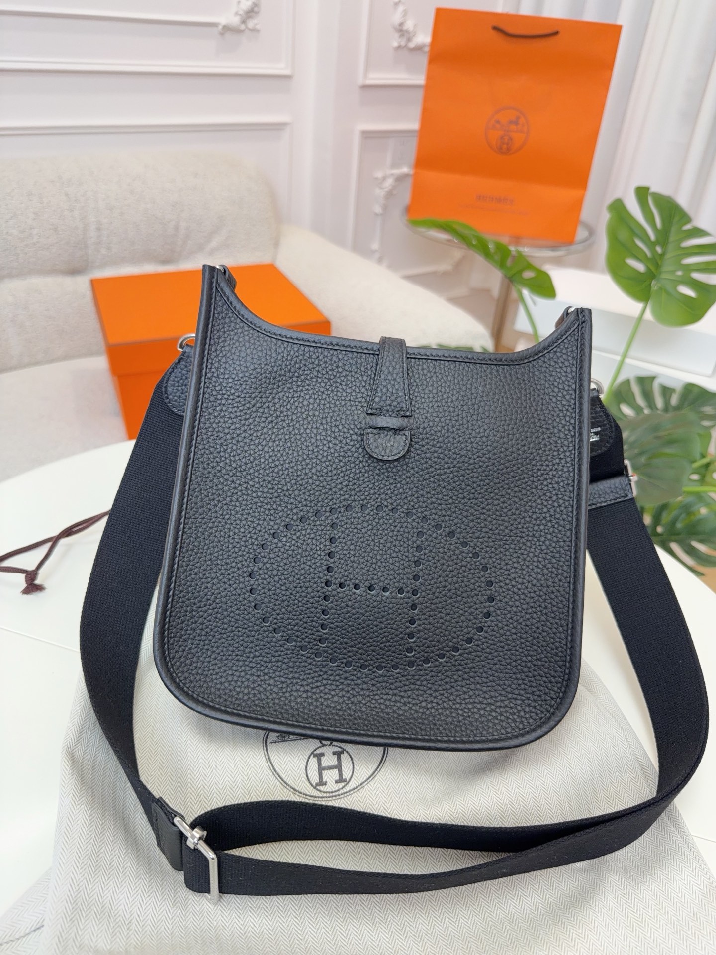 NO:713929,Evelyne Evelyne 23cm for men, original imported TC leather [black] gold and silver buckle, unisex model, limited edition, counter synchronization, handmade wax thread sewing, pure steel hardware, in stock, Hermes, Hermes,19860909男士专用 Evelyne 伊芙琳 23cm 原厂进口TC皮【黑色】金银扣 男女通用款 限量版 专柜同步 手工蜡线缝制 纯钢五金 现货,爱马仕,hermes,Hermes,,Bag