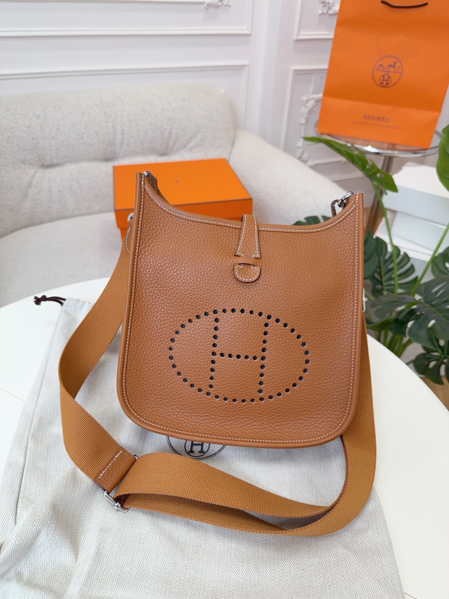 NO:713909,Evelyne Evelyne 23cm for men, original imported TC leather [golden brown] gold and silver buckle, unisex model, limited edition, counter synchronization, handmade wax thread sewing, pure steel hardware, in stock, Hermes, Hermes,19860909男士专用 Evelyne 伊芙琳 23cm 原厂进口TC皮【金棕】金银扣 男女通用款 限量版 专柜同步 手工蜡线缝制 纯钢五金 现货,爱马仕,hermes,Hermes,,Bag