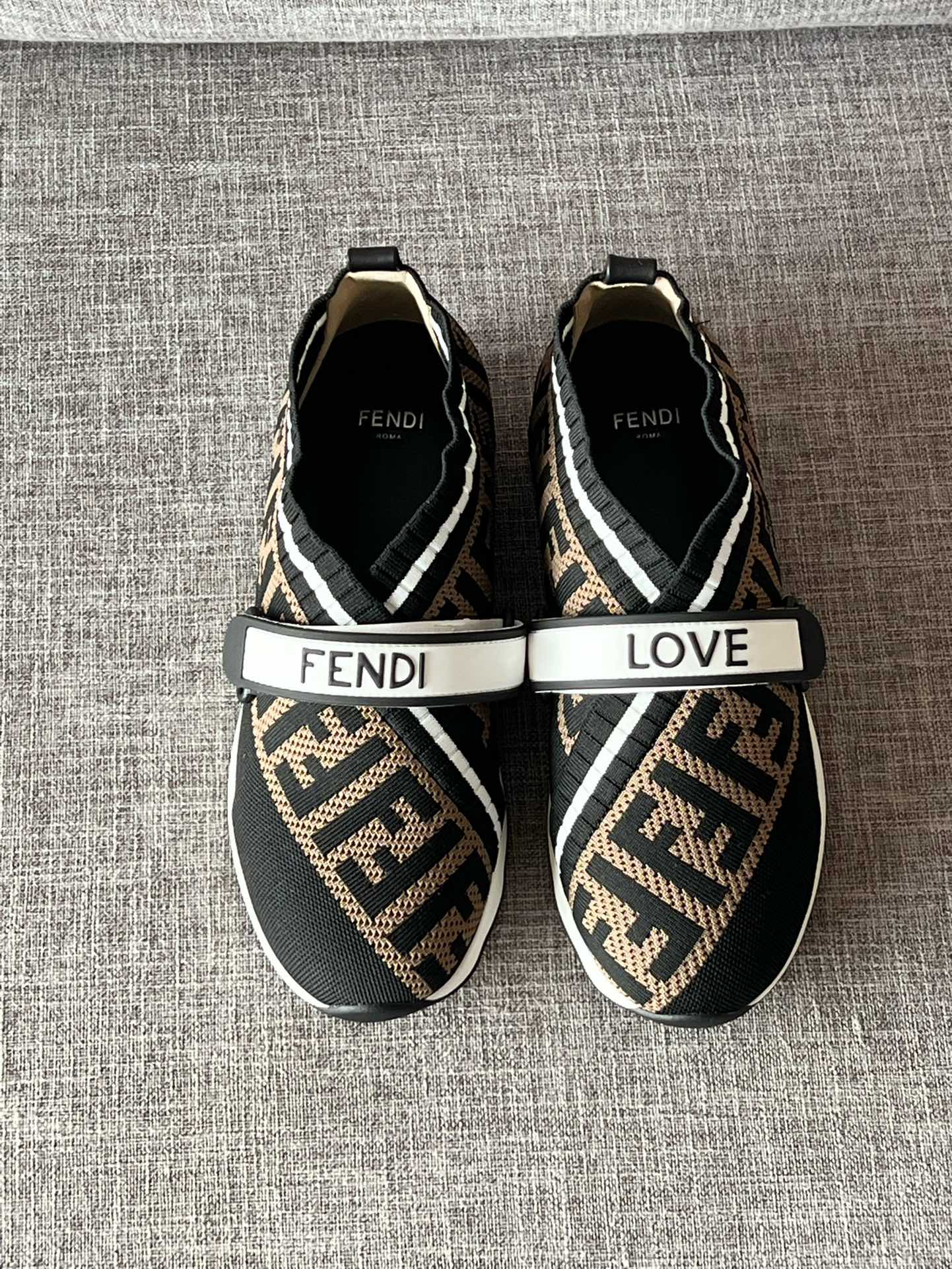 NO:234559,Classic style!  Very easy to wear!  Exclusive original copy, authoritative quality!  The upper is an original customized fly-woven fabric. The classic F F letter logo is very versatile and fashionable. Customized fabrics require a large number of orders. The cost risk can be imagined. Only by ordering a lot of money can you achieve the real original product, exactly the same as the counter!  Our family has always adhered to this concept. The bottom line: I definitely have this one on the market. It cost 9,000 yuan to open a private model. Apart from me, there is only a special counter!  The FENDI letters on the bottom are protruding, not pressing!  Dear friends, please pay attention to the distinction. Packaging: the counter is complete with original packaging, accessories, and handbags. Size: 34-41 price:, casual shoes/sports shoes, fendi, sneakers19860909经典款！太好穿了！ 独家原版复制,权威品质！鞋面是原版定制飞织面料,经典的F F字母标识非常的百搭时尚,定制的面料都是需要大量下单的,成本风险可想而知,只有下血本订回来才能做到真正的原版货,跟专柜一模一样！咱家一直坚持这个理念 大底: 这个绝对市面上仅我一家有,花了九千大洋开的,私模,除了我有就只有专柜了！大底上的FENDI 字母是凸出来的,不是压的！亲们一定注意区分 包装:专柜正品原版包装、配件、手提袋齐全 size: 34-41 price:,休闲鞋/运动鞋,fendi,sneakers,Women's Shoes