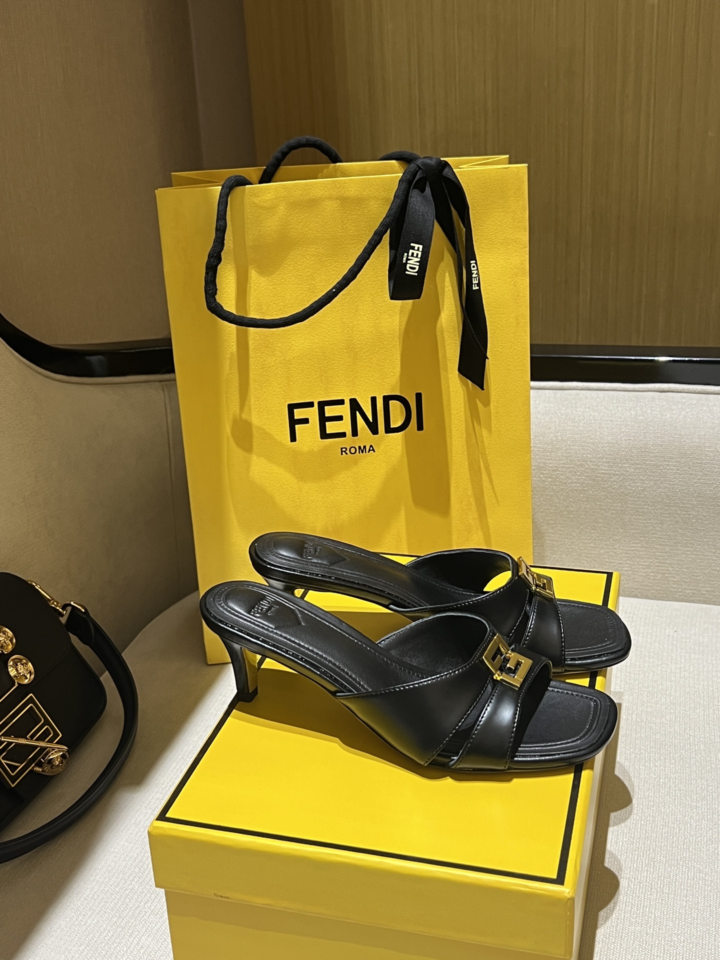 NO:239287,FEND1 Top Original Product!  Exclusive source of goods, non-market currency!  The upper is made of original high-quality imported cowhide, paired with two wrap-around decorative tapes. The metal FF buckle details, and the water-dyed sheepskin footbed is inside, making it comfortable to wear!  Note (the foot pad is not the ordinary car line technology on the market, but the same high-circuit wave and high-voltage technology as the genuine product. Our house is the same as the genuine product. The market currency is the car line. Everyone should pay attention when purchasing!), original leather bottom!  Support comparison!  Top purely handmade craftsmanship!  Size: 34-41, Sandals, fendi, sandals, cowhide, sheepskin, Leather soles19860909FEND1 顶级原版货！ 独家货源,非市场通货！ 鞋面选用原版优质进口牛皮,搭配两条环绕式饰带.金属FF饰扣细节,水染羊皮垫脚内里,穿着舒适！注意（垫脚非市面上的普通车线工艺,而是和正品一样的高周波高压工艺,咱家和正品一样,市场通货是车线的,大家购买时要注意！）,原版真皮大底！支持对比！ 顶尖纯手工工艺制造！ 码数Size:34-41,,凉鞋,fendi,sandals,cowhide,sheepskin,Leather soles,Women's Shoes