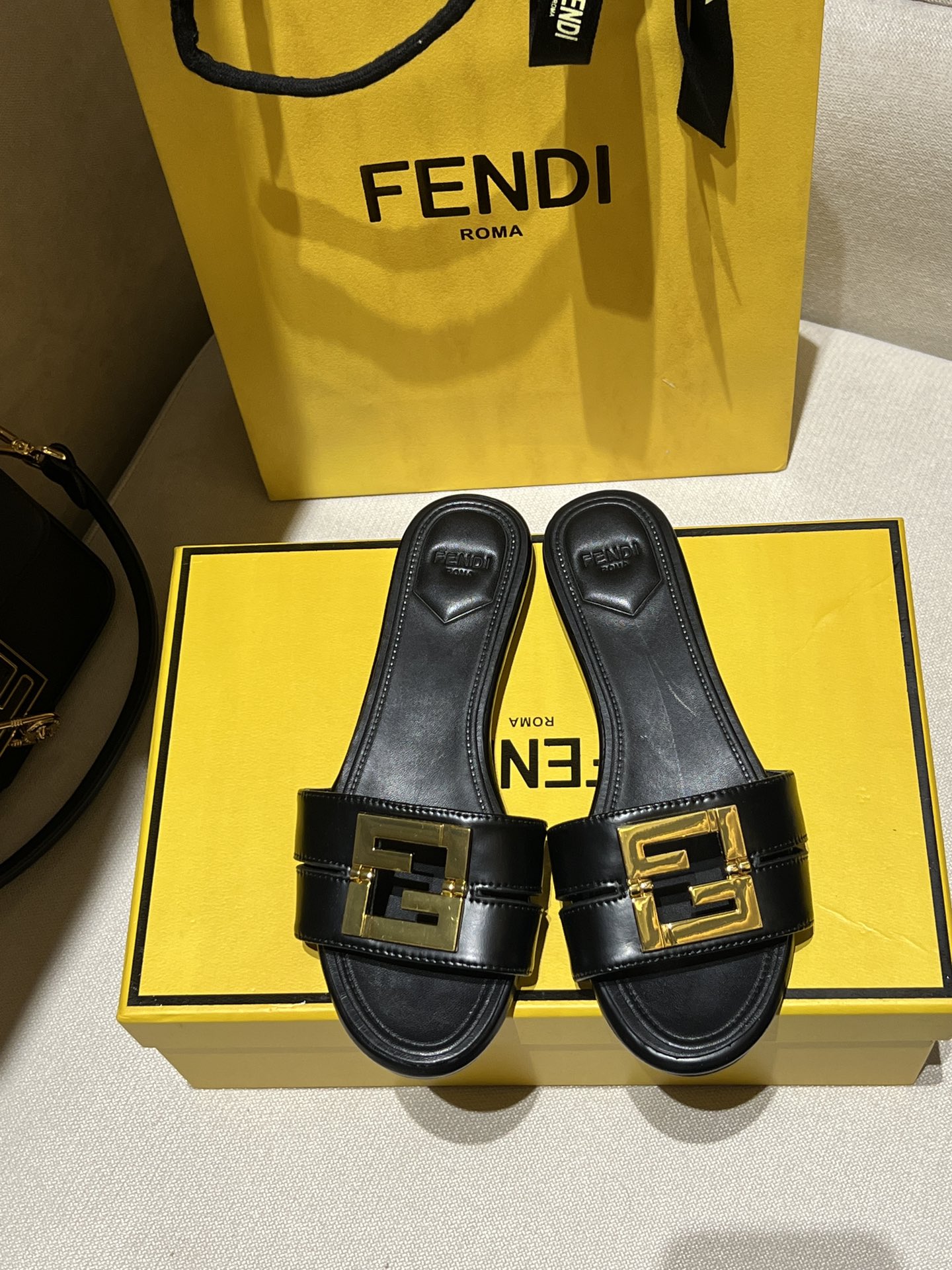 NO:239293,FEND1 new top-level original product!  Exclusive source of goods, non-market currency!  The upper is made of original high-quality imported cowhide, paired with two wrap-around decorative tapes. The metal FF buckle details, and the water-dyed sheepskin footbed is inside, making it comfortable to wear!  Note (the foot pad is not the ordinary car line technology on the market, but the same high-circuit wave and high-voltage technology as the genuine product. Our house is the same as the genuine product. The market currency is the car line. Everyone should pay attention when purchasing!), original leather bottom!  Support comparison!  Top purely handmade craftsmanship!  Size: 34-41, Sandals, fendi, sandals, cowhide, sheepskin, Leather soles19860909FEND1新款顶级原版货！ 独家货源,非市场通货！ 鞋面选用原版优质进口牛皮,搭配两条环绕式饰带.金属FF饰扣细节,水染羊皮垫脚内里,穿着舒适！注意（垫脚非市面上的普通车线工艺,而是和正品一样的高周波高压工艺,咱家和正品一样,市场通货是车线的,大家购买时要注意！）,原版真皮大底！支持对比！ 顶尖纯手工工艺制造！ 码数Size:34-41,,凉鞋,fendi,sandals,cowhide,sheepskin,Leather soles,Women's Shoes