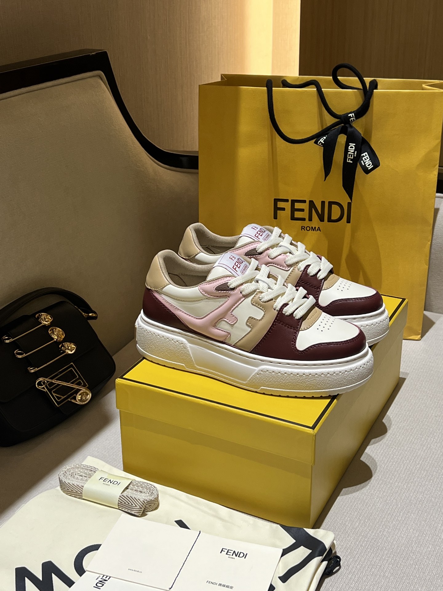 Fendi Zapatos Zapatillas deportivas Blanco Cuero de vaca Caucho Pantalones deportivos