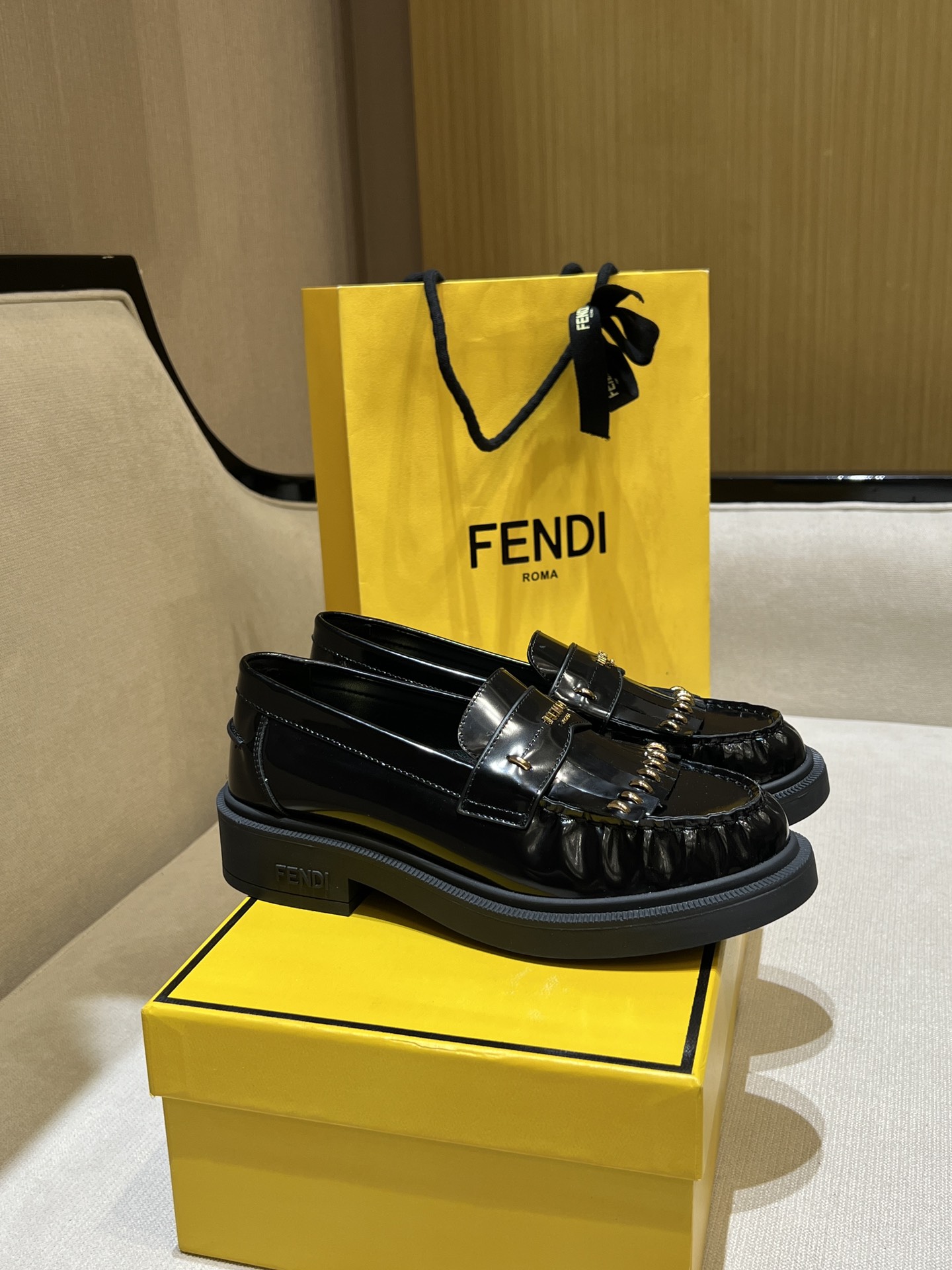 NO:234539,Top version, exclusive!  FE*D1 Filo Academy style loafers are genuine 112. The upper is imported cowhide, accessories and tassel details, decorated with metal Selleria stitching, metal embossed FD Roma (exclusive mold opening metal buckle), the heel is decorated with FED1 logo, heel height 4cm, gold-finished metal parts, exclusive mold opening sole, will not be very cheap like the ones on the market, the 1:1 opens, spending huge amounts of money to restore the authentic product, not a bad mold in the market!  Pure handmade craftsmanship size: 34-41, loafers, loafers, cowhide19860909顶级版本,独家发售！ FE*D1 Filo学院风乐福鞋 正品购入112,鞋面采用进口牛皮,配饰带和流苏细节,饰有金属Selleria缝线,金属凸纹压花FD Roma字样（独家开模金属扣）,鞋跟饰有FED1标志,跟高4cm, 金色饰面金属件, 独家开模大底,不会像市面上的会有虚边非常低廉,1:1开出的大底,斥巨资还原正品, 非市场低劣模具！纯手工工艺制作 码数size: 34-41,,乐福鞋,loafers,cowhide,Women's Shoes