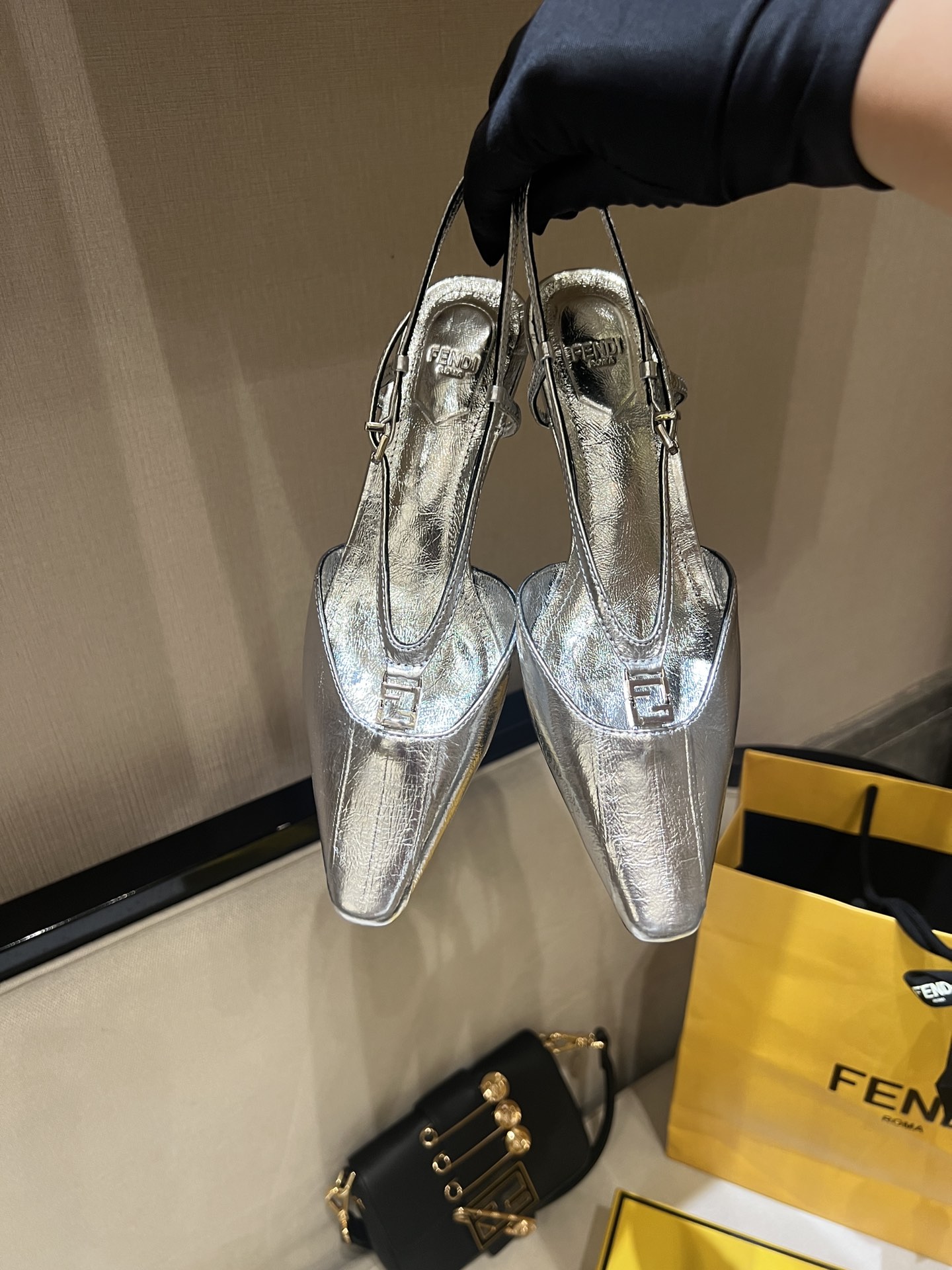 NO:234532,F square-headed heeled shoes, versatile style!  Top source, exclusively available. The metal FF classic logo details, special design with functional hinges added in the center, so it is comfortable to wear. Original imported eel leather, non-market eel pattern cowhide or imitation leather, the cost is far from the same, the grade is completely different. Our family only makes original leather. The heel and midsole of the bag are all made of dough eel leather material, and the top-level configuration is a perfect premium product!  Exclusive open molded steel embossed concave and convex letter logo is truly high-end, customized top-quality water-dyed sheepskin leather footbeds and inner lining, comfortable and breathable, luxurious material!  Exclusive mold-opening custom-made gold-plated FD letter logo leather large sole with pure handmade!  Size 34-41, high heels, cowhide, sheepskin, Leather soles19860909F方头露跟鞋,气质百搭款！ 顶级货源,独家发售 金属FF经典logo细节,中央加入功能性铰链的特殊设计,穿着舒适.原版进口鳗鱼皮,非市场鳗鱼纹牛皮或仿皮,这个成本上差老远了,档次完全不一样,咱家只做原版皮.包跟、包中底全部都是用的面皮鳗鱼皮材质,顶级配置妥妥的高级货！ 独家开模钢压凹凸感字母logo真正高级 ,定制的顶级同色系水染羊皮真皮垫脚和内里,舒适透气,奢品材质！独家开模定制同色系烫金FD字母logo真皮大底,纯手工制造！ 码数size34-41,,高跟鞋,high heels,cowhide,sheepskin,Leather soles,Women's Shoes