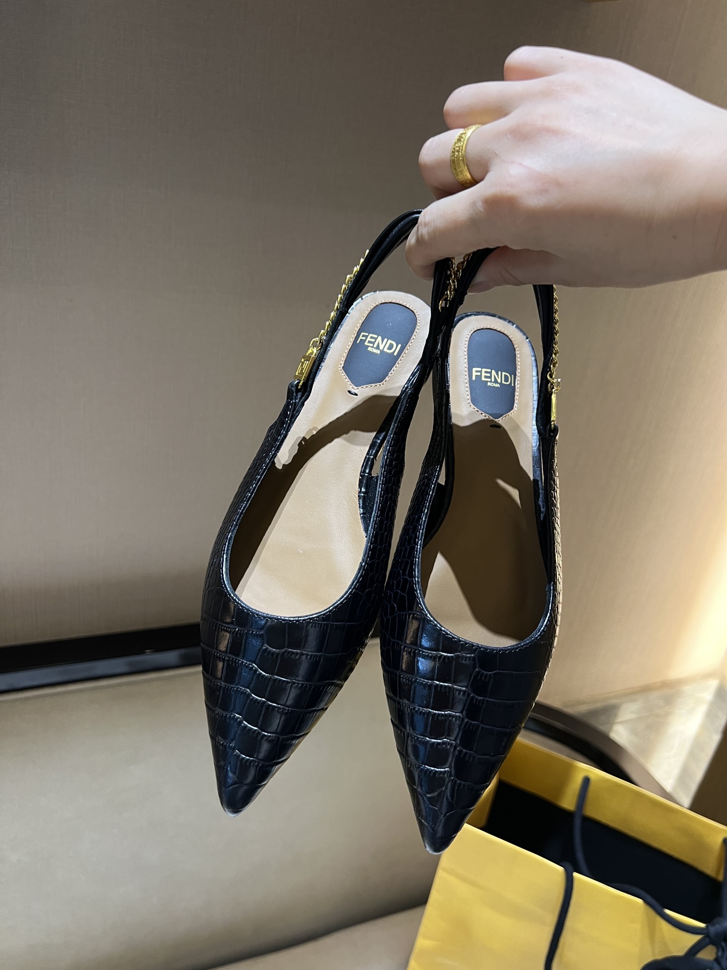 NO:234513,Exclusive top quality!  Colibrì Lite heels, tapered and soft silhouette, paired with ankle strap and chain details, black crocodile leather material, cowhide foot pads, genuine leather injection molded sole (the most difficult and expensive way to make it in the sole), gold-finished metal parts!  Pure handmade original full set of packaging size 34-41, high heels, cowhide19860909独家顶级最高品质！ Colibrì Lite露跟鞋,锥形柔美廓形,搭配踝带和链条细节,黑色鳄鱼纹牛皮材质,牛皮垫脚,真皮注塑大底（皮底里最难做最贵的做法）, 金色饰面金属件！纯手工制作原版全套包装 码数size34-41,,高跟鞋,high heels,cowhide,Women's Shoes