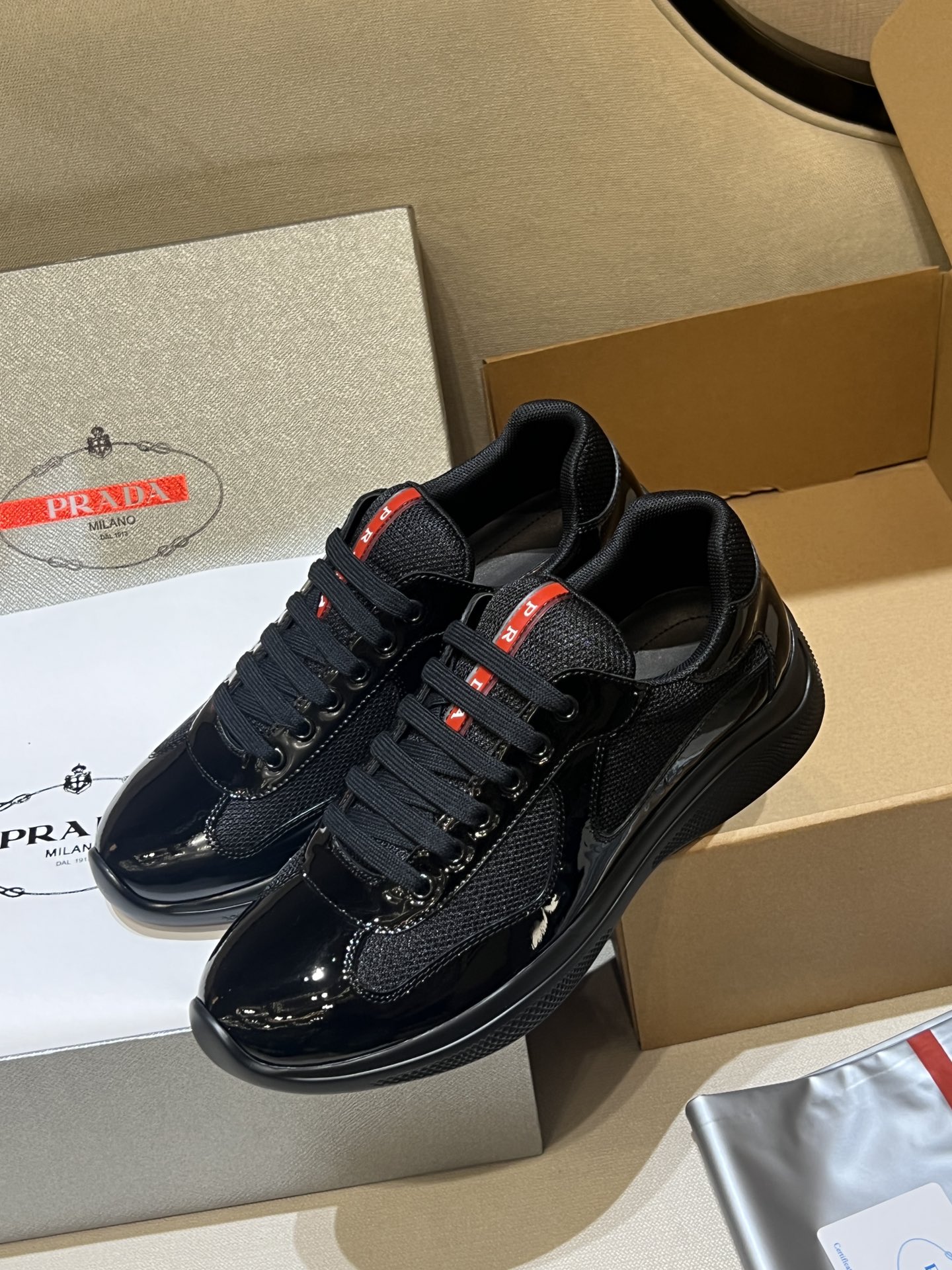 NO:234497,Prada America’s Cup Sports Shoes Innovative materials, silhouette lines, vibrant colors, contemporary appearance, the new Prada Luna Rossa series that defines the integration of exquisite aesthetics and innovative technologies. This leather and fabric sneakers designed for the Luna Rossa series are stylish and full of sporty design. The reshaped details and lines make it more charming. I believe everyone already knows that Prada always uses high-tech fabrics on the Luna Rossa line, so this pair of shoes feels great. Many customers designate to buy Prada America’s Cup shoe shapes. Size 38-47 for men, casual shoes/sports shoes, prada, sneakers19860909Prada America’s Cup 运动鞋 创新材质、廓形线条、活力配色、当代外观,定义精致美学与革新技术融合的全新Prada Luna Rossa系列 这款专为Luna Rossa系列设计的皮革和织物运动鞋,设计时尚且充满运动感,重塑的细节设计和线条使其更具魅力 相信大家都已经知道Prada总是把高科技面料用在Luna Rossa这条线上,所以这双鞋子脚感特别棒 很多顾客都是指定购买Prada America‘s Cup鞋型的呦 码数男38-47码,,休闲鞋/运动鞋,prada,sneakers,Women's Shoes