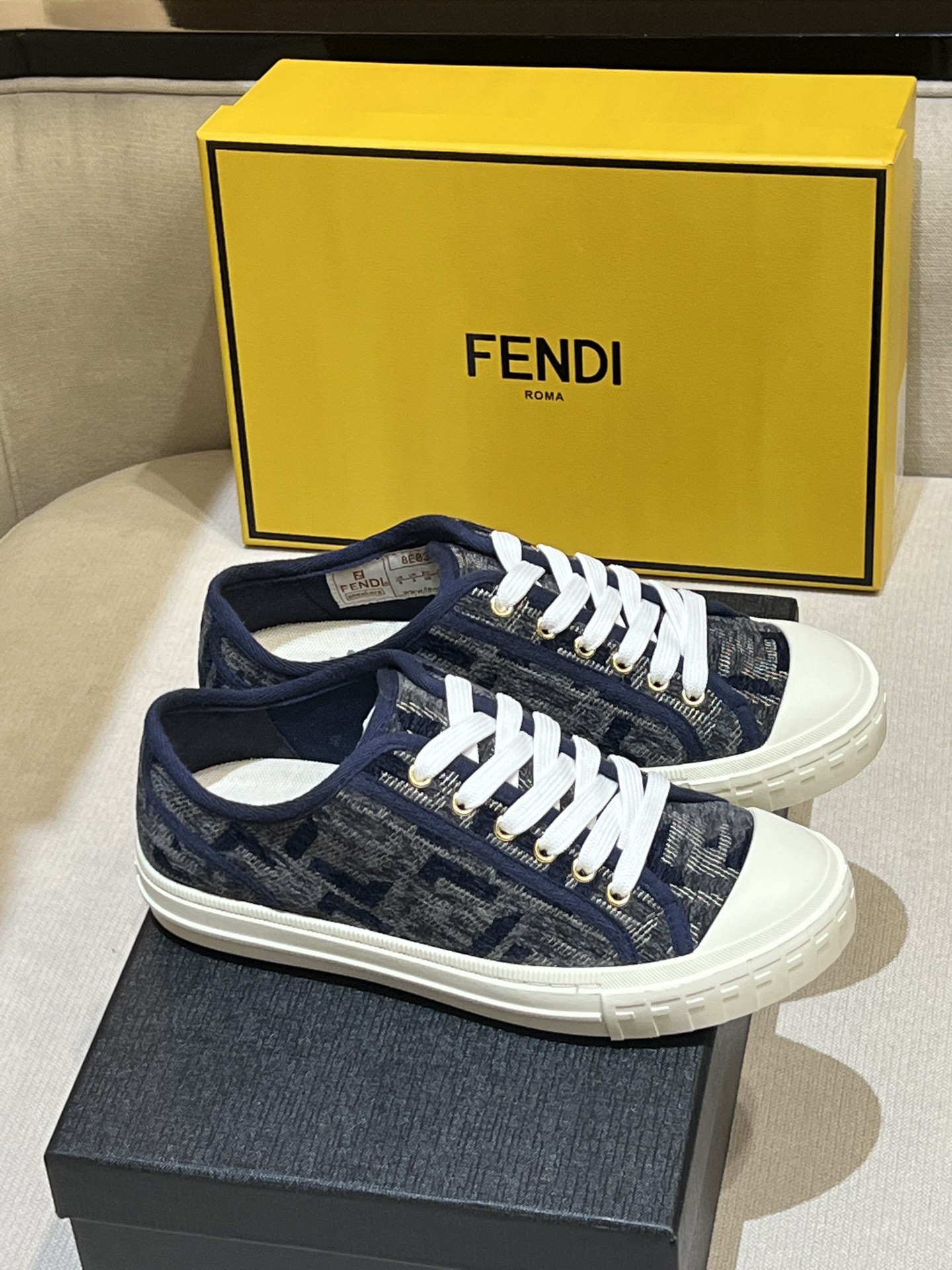 NO:234547,FEND1's latest top version, exclusive and highest quality Domino sneakers, made of two-color flocking material, decorated with stitching FF pattern, white sole with contrasting bottom, equipped with embossed texture combination, toe superimposed FF pattern, heel with FENDI Roma logo, white shoelaces. Made with pure handcraft!  Italian counters are fully packaged!  Size 34-41, casual shoes/sports shoes, fendi, sneakers19860909FEND1最新款顶级版本,独家最高品质 Domino运动鞋,材质双色植绒材质,饰有缝线FF图案,白色鞋底饰有撞色底部,配有压花纹理组合、鞋头叠加FF图案,鞋跟带有FENDI Roma标志,白色鞋带. 纯手工工艺制造！意大利专柜全套包装！ 码数size34-41,,休闲鞋/运动鞋,fendi,sneakers,Women's Shoes
