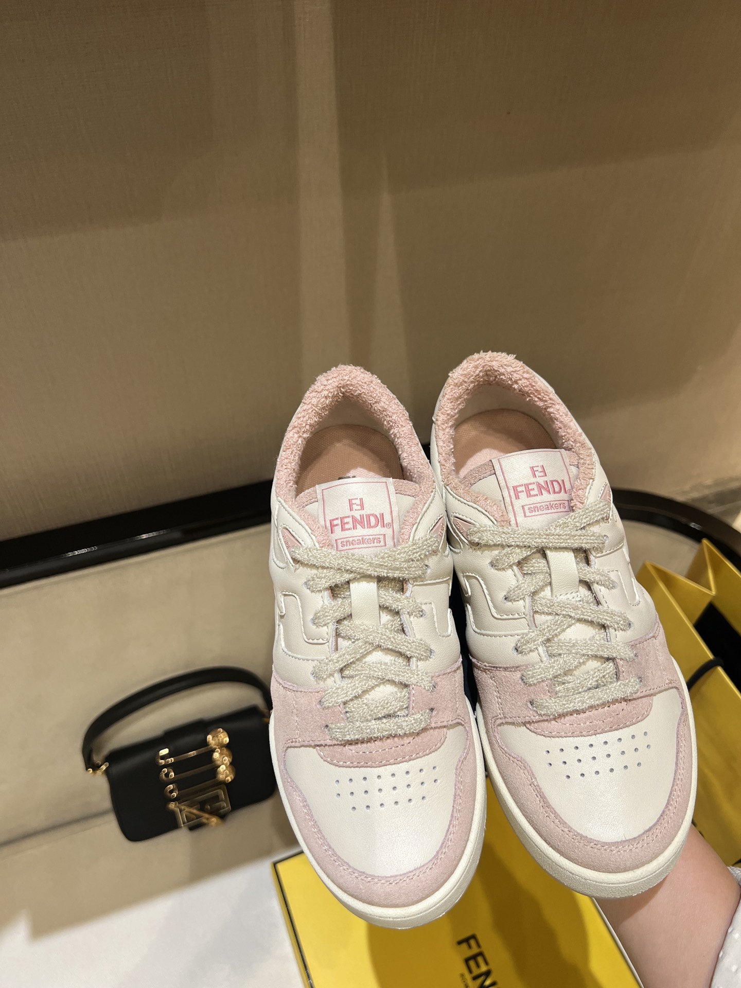 NO:234550,Top original products, like high-quality entry~ Fen*i Match compact design sneakers, tongue with retro label. The sides are decorated with FF pattern stitching, sole embossed, original imported cowhide, rubber-covered sole with brown shock absorbing material. Handmade in Italian craftsmanship!  Size women's 34-41, casual shoes/sports shoes, fendi, sneakers, cowhide19860909顶级原版货,喜欢高品质的入～ Fen*i Match紧凑设计运动鞋,鞋舌带复古标签.侧面饰有FF图案缝线,鞋底字样压纹,原版进口牛皮,带棕色减震材质的橡胶包覆鞋底. 意大利工艺手工制造！ Size女款34-41,,休闲鞋/运动鞋,fendi,sneakers,cowhide,Women's Shoes