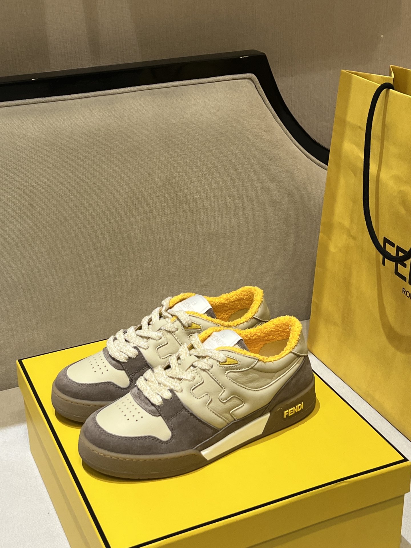 NO:234553,Top original products, like high-quality entry~ Fen*i Match compact design sneakers, tongue with retro label. The sides are decorated with FF pattern stitching, sole embossed, original imported cowhide, rubber-covered sole with brown shock absorbing material. Handmade in Italian craftsmanship!  Size women's 34-41, men's 39-45, casual shoes/sports shoes, fendi, sneakers, cowhide19860909顶级原版货,喜欢高品质的入～ Fen*i Match紧凑设计运动鞋,鞋舌带复古标签.侧面饰有FF图案缝线,鞋底字样压纹,原版进口牛皮,带棕色减震材质的橡胶包覆鞋底. 意大利工艺手工制造！ Size女款34-41, 男款39-45,,休闲鞋/运动鞋,fendi,sneakers,cowhide,Women's Shoes