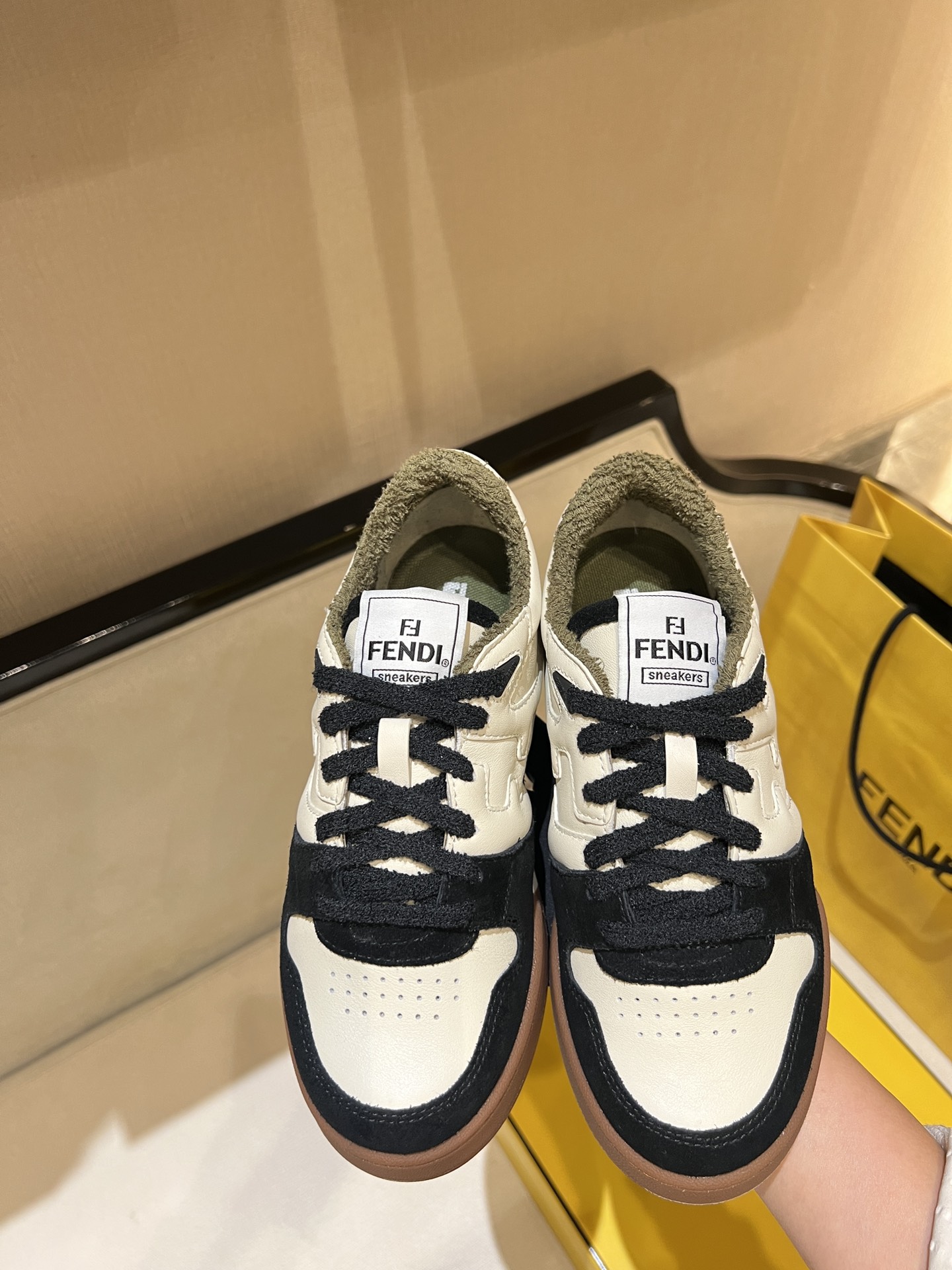 NO:234556,Top original products, like high-quality entry~ Fen*i Match compact design sneakers, tongue with retro label. The sides are decorated with FF pattern stitching, sole embossed, original imported cowhide, rubber-covered sole with brown shock absorbing material. Handmade in Italian craftsmanship!  Size women's 34-41, men's 39-45, casual shoes/sports shoes, fendi, sneakers, cowhide19860909顶级原版货,喜欢高品质的入～ Fen*i Match紧凑设计运动鞋,鞋舌带复古标签.侧面饰有FF图案缝线,鞋底字样压纹,原版进口牛皮,带棕色减震材质的橡胶包覆鞋底. 意大利工艺手工制造！ Size女款34-41, 男款39-45,,休闲鞋/运动鞋,fendi,sneakers,cowhide,Women's Shoes