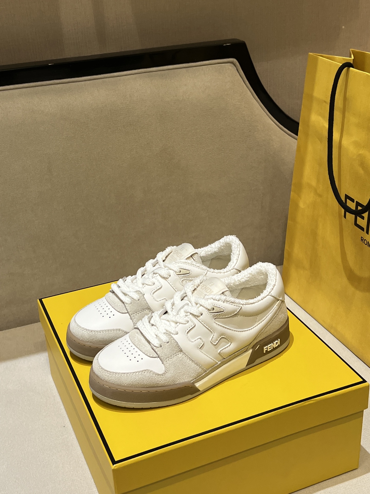 NO:234558,Top original products, like high-quality entry~ Fen*i Match compact design sneakers, tongue with retro label. The sides are decorated with FF pattern stitching, sole embossed, original imported cowhide, rubber-covered sole with brown shock absorbing material. Handmade in Italian craftsmanship!  Size women's 34-41, men's 39-45, casual shoes/sports shoes, fendi, sneakers, cowhide19860909顶级原版货,喜欢高品质的入～ Fen*i Match紧凑设计运动鞋,鞋舌带复古标签.侧面饰有FF图案缝线,鞋底字样压纹,原版进口牛皮,带棕色减震材质的橡胶包覆鞋底. 意大利工艺手工制造！ Size女款34-41, 男款39-45,,休闲鞋/运动鞋,fendi,sneakers,cowhide,Women's Shoes