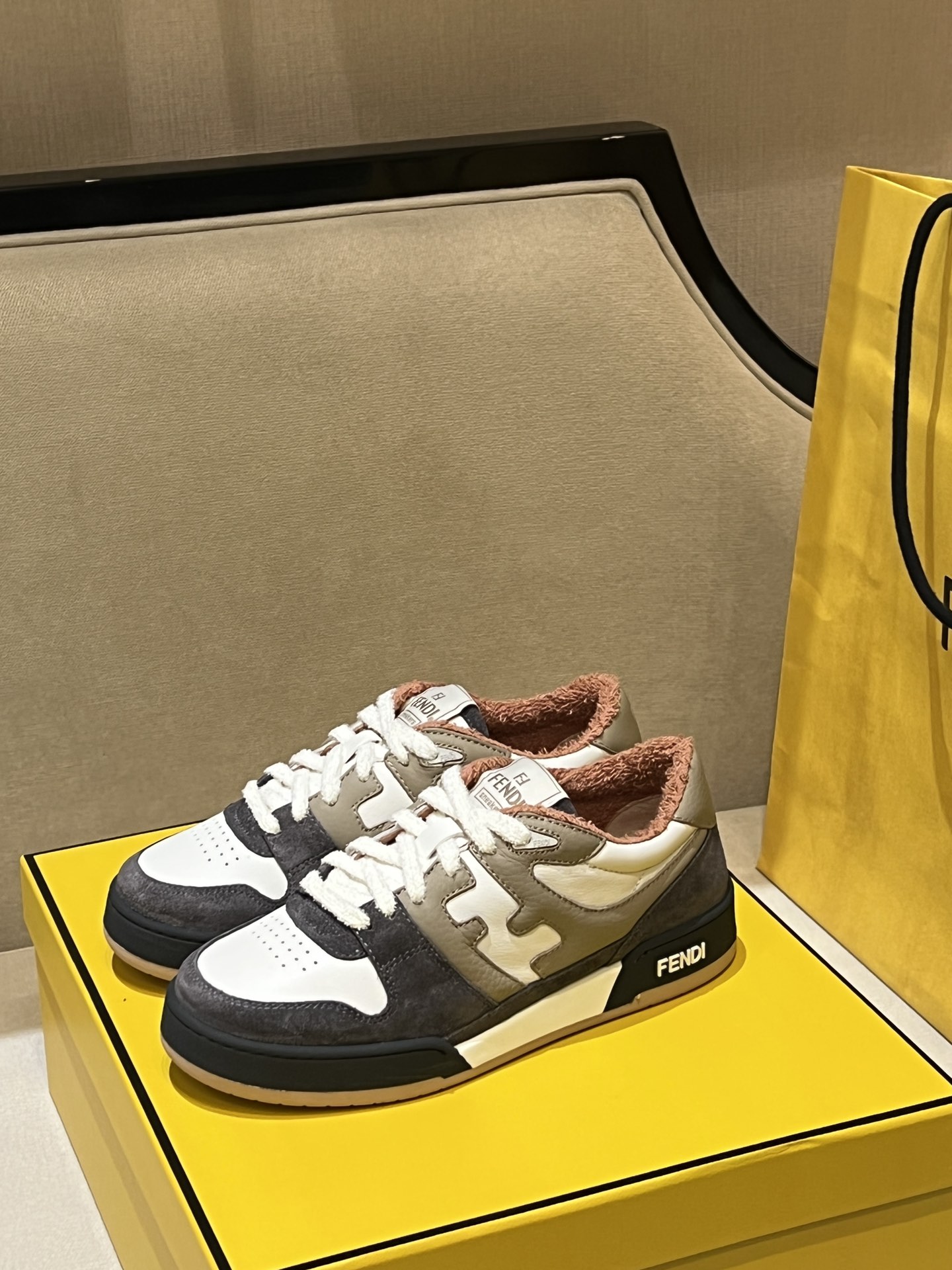 NO:234561,Top original products, like high-quality entry~ Fen*i Match compact design sneakers, tongue with retro label. The sides are decorated with FF pattern stitching, sole embossed, original imported cowhide, rubber-covered sole with brown shock absorbing material. Handmade in Italian craftsmanship!  Size women's 34-41, men's 39-45, casual shoes/sports shoes, fendi, sneakers, cowhide19860909顶级原版货,喜欢高品质的入～ Fen*i Match紧凑设计运动鞋,鞋舌带复古标签.侧面饰有FF图案缝线,鞋底字样压纹,原版进口牛皮,带棕色减震材质的橡胶包覆鞋底. 意大利工艺手工制造！ Size女款34-41, 男款39-45,,休闲鞋/运动鞋,fendi,sneakers,cowhide,Women's Shoes