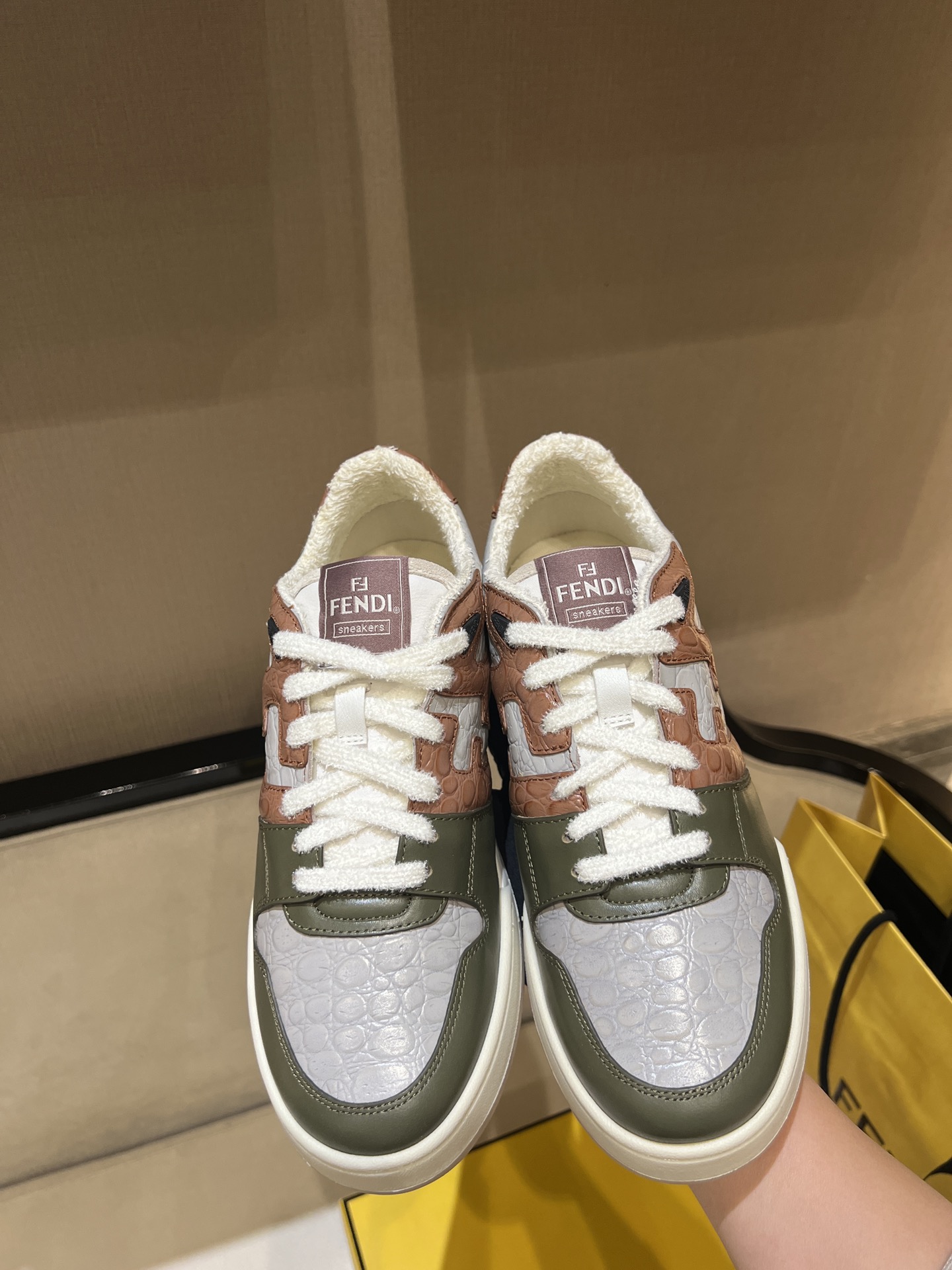 NO:234564,Fend1 Match Men's Series ~ Top Version, the highest quality!  The upper is made of crocodile pattern cowhide and the original rubber sole with Fendi on the side. It is made by hand in Italy!  Size: 39-46, casual shoes/sports shoes, fendi, sneakers, cowhide19860909Fend1 Match男士系列～顶级版本,最高品质！ 鞋面选用鳄鱼纹牛皮,侧面带Fendi字样原版橡胶鞋底.意大利手工工艺制造！ 码数size:39-46,,休闲鞋/运动鞋,fendi,sneakers,cowhide,Women's Shoes