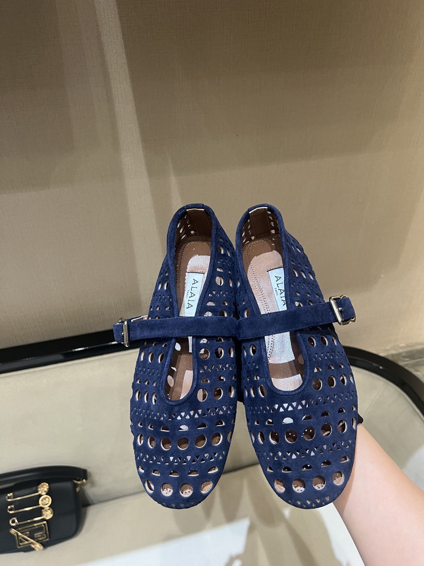 NO:234500,Alaia Fashion Show Series Flat Ballet Shoes, Top Quality ALAIA is a high-end first-tier high-end high-end brand in France, and its design concept and style are very popular!  Simple and elegant feet, perfectly matched with clothes. The upper is made of original custom Niujing, water-dyed sheepskin inner footbed, original rubber outsole. Size 34-43 (34.40.41.42.43 customization, no return or replacement), ballet shoes, alaia, sheepskin19860909Alaia时尚秀系列平底芭蕾鞋,顶级品质 ALAIA是法国高端一线高定品牌,其设计理念风格非常受欢迎！上脚简约大气,搭配衣服绝绝子 鞋面选用原版定制牛京,水染羊皮内里垫脚,原版橡胶大底 码数34-43（34.40.41.42.43定制不退不换）,,芭蕾舞鞋,alaia,sheepskin,Women's Shoes