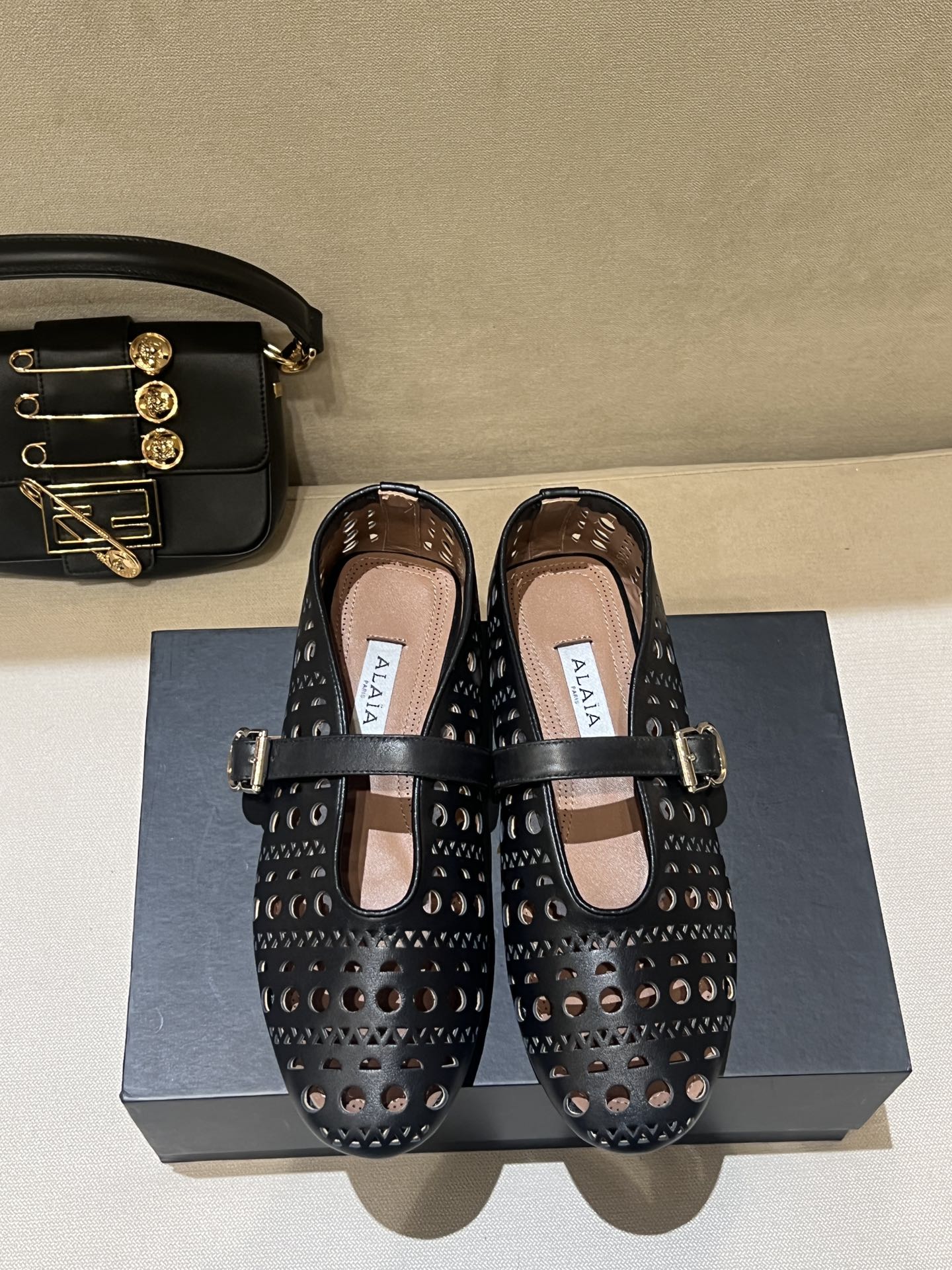 NO:234503,Alaia Fashion Show Series Flat Ballet Shoes, Top Quality ALAIA is a high-end first-tier high-end high-end brand in France, and its design concept and style are very popular!  Simple and elegant feet, perfectly matched with clothes. The upper is made of original custom cowhide, water-dyed sheepskin inner footbed, original rubber outsole. Size 34-43 (34.40.41.42.43 customization, no return or replacement), ballet shoes, alaia, cowhide, sheepskin19860909Alaia时尚秀系列平底芭蕾鞋,顶级品质 ALAIA是法国高端一线高定品牌,其设计理念风格非常受欢迎！上脚简约大气,搭配衣服绝绝子 鞋面选用原版定制牛皮,水染羊皮内里垫脚,原版橡胶大底 码数34-43（34.40.41.42.43定制不退不换）,,芭蕾舞鞋,alaia,cowhide,sheepskin,Women's Shoes